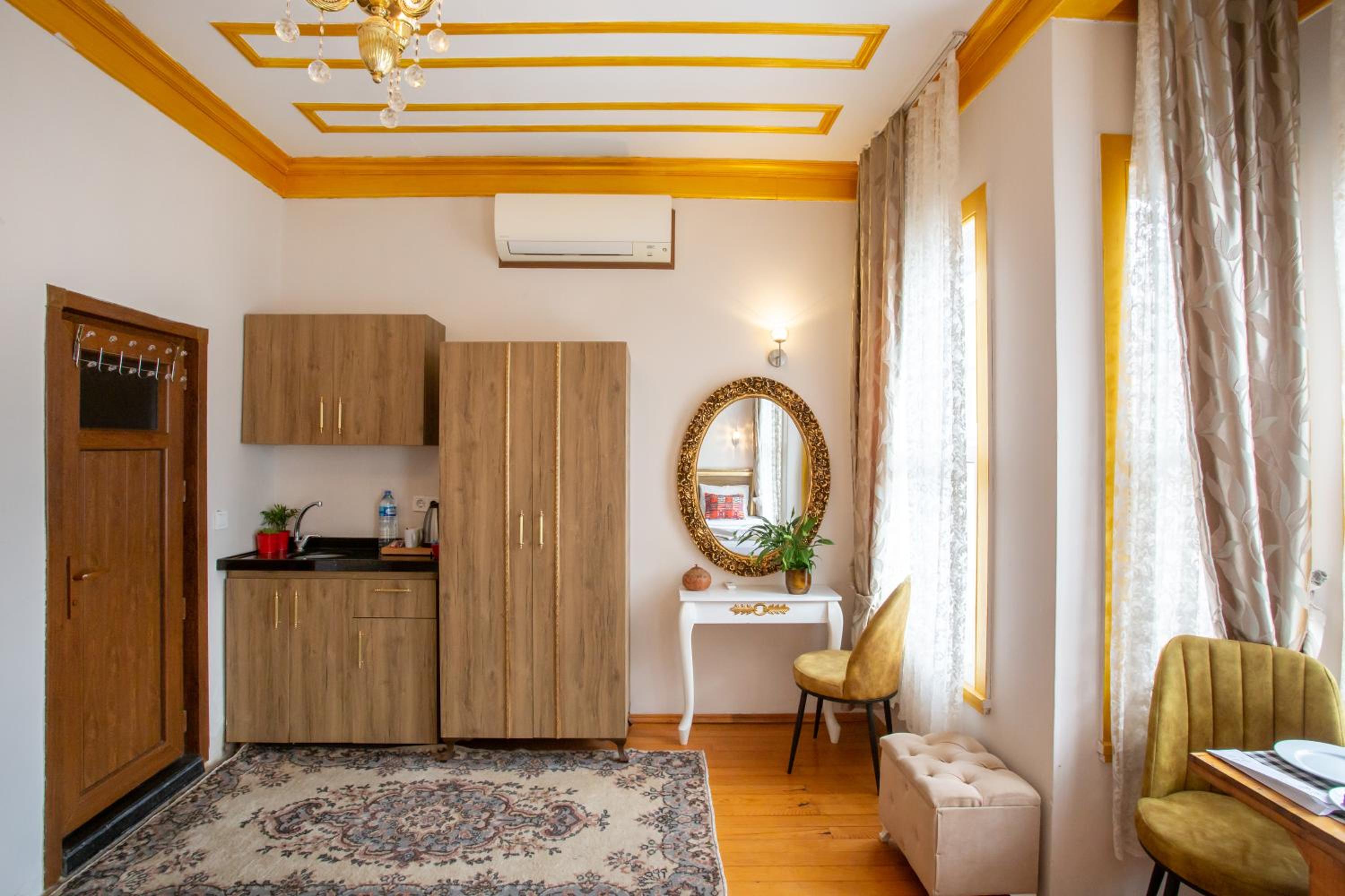 April Hotel - Image 19