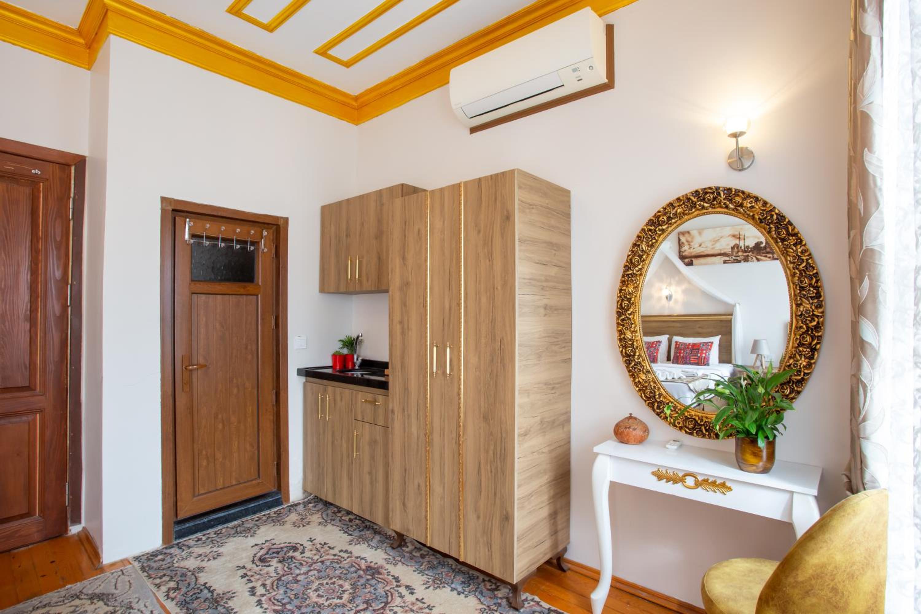 April Hotel - Image 29