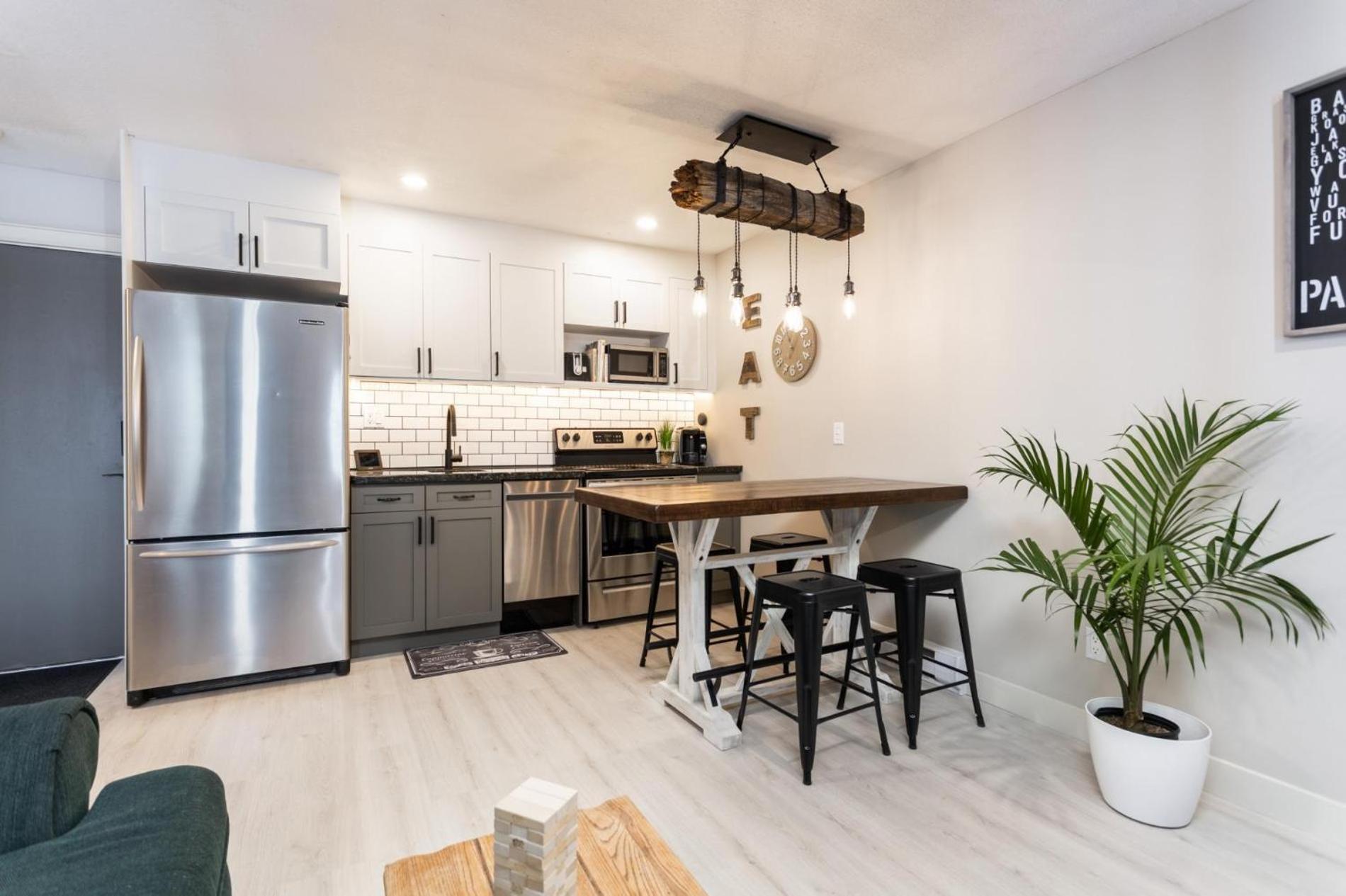 Nest on Perfection - Newly Renovated Ski In Ski Out Mountain View Condo view 2