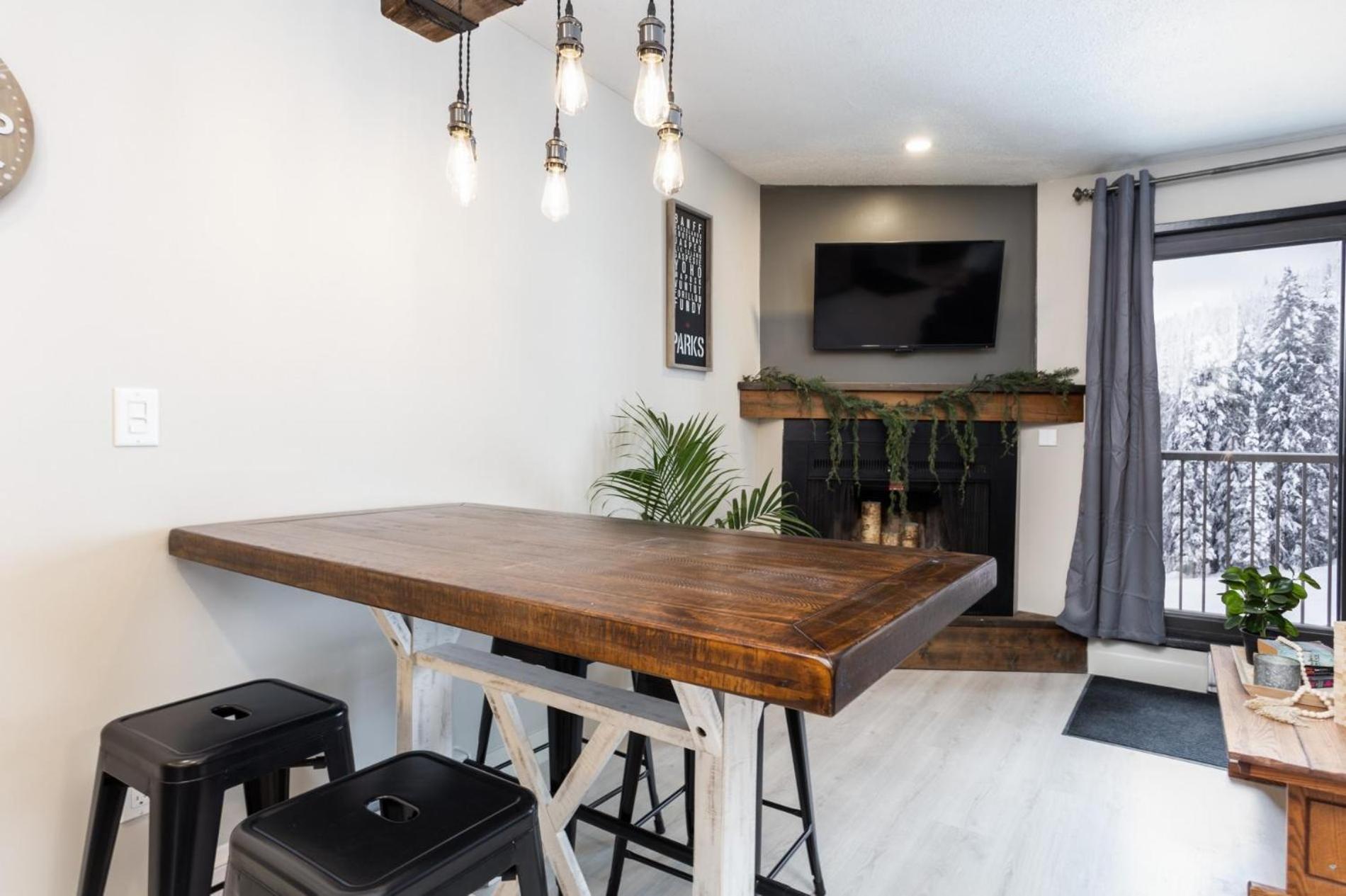 Nest on Perfection - Newly Renovated Ski In Ski Out Mountain View Condo view 5