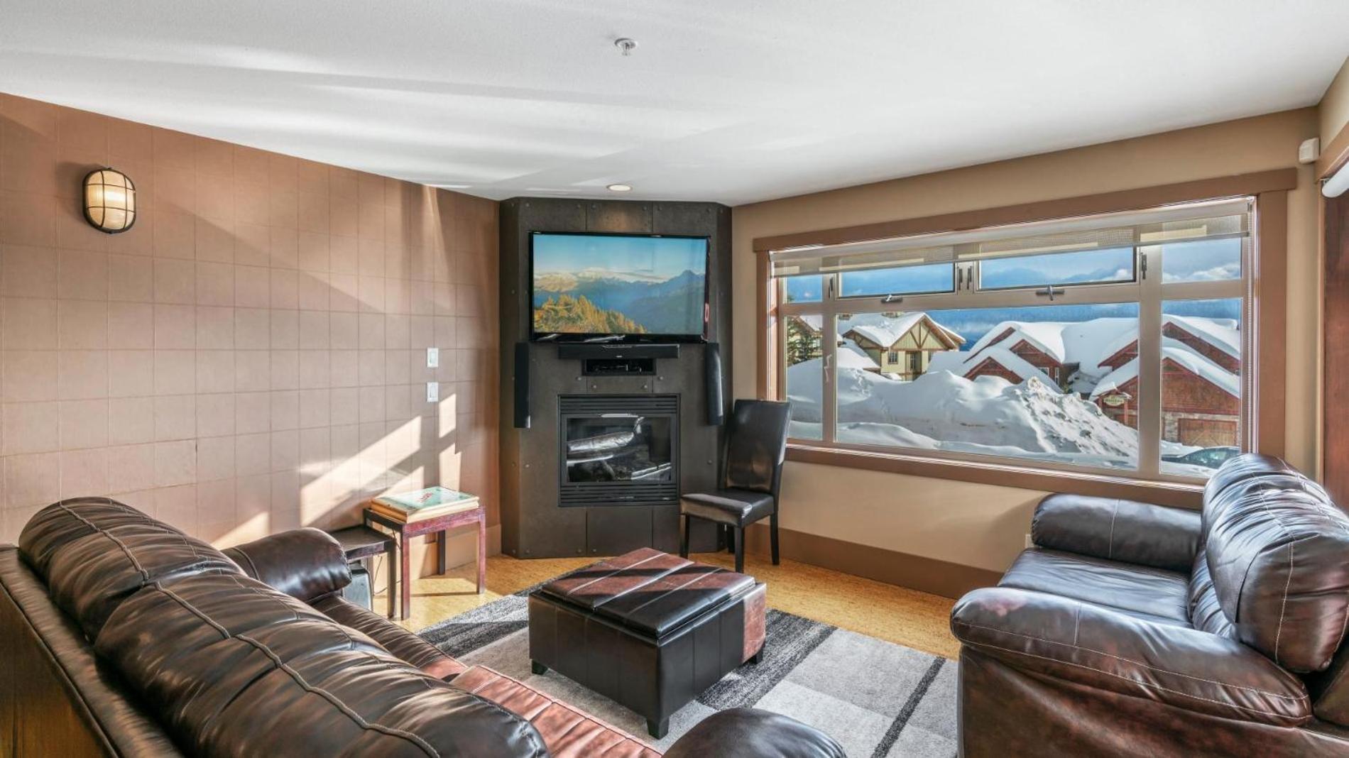 Raven's Nest - Luxury Pet Friendly Condo with Private Hot Tub & Mountain Views view 2