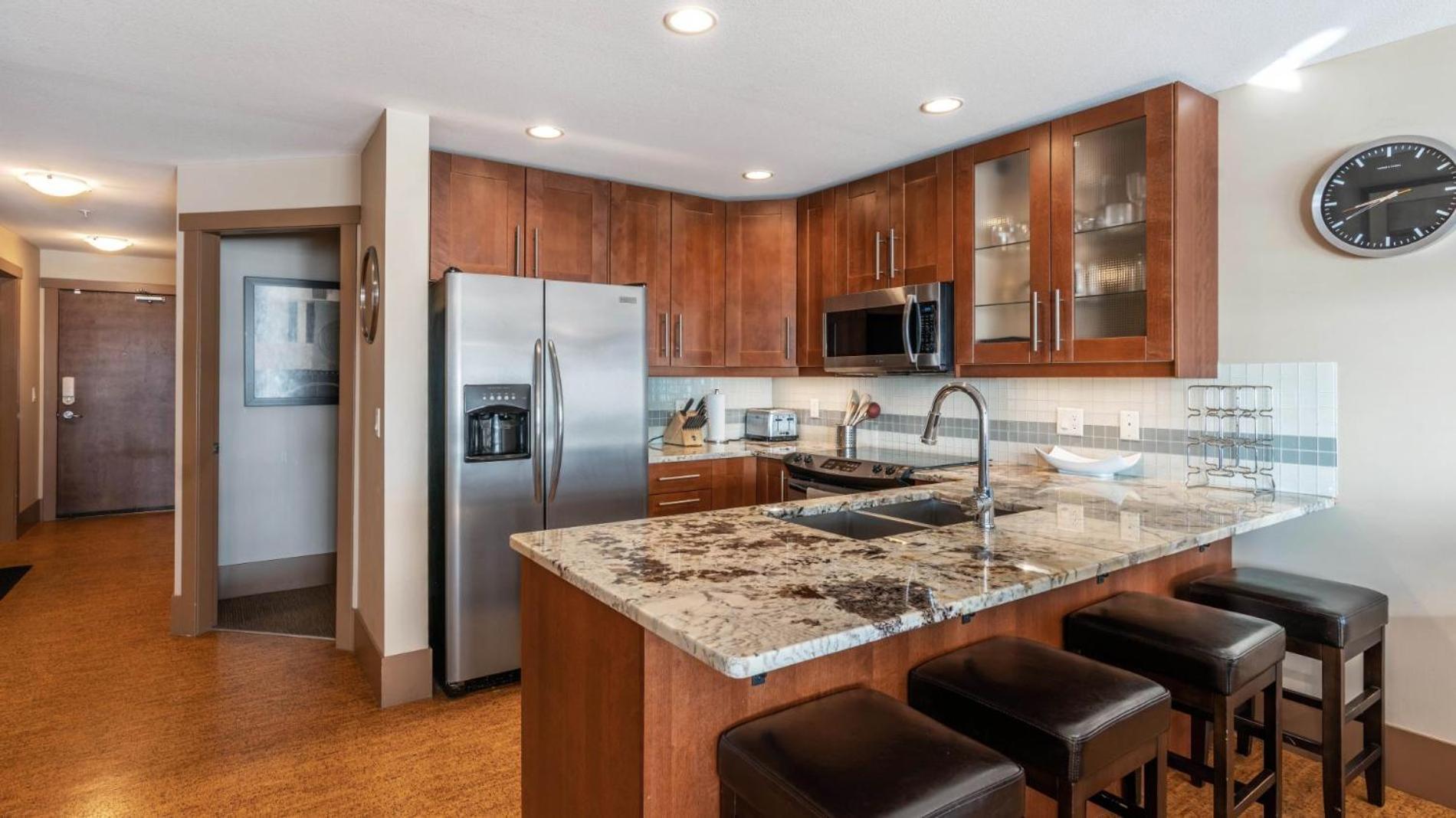 Raven's Nest - Luxury Pet Friendly Condo with Private Hot Tub & Mountain Views view 4