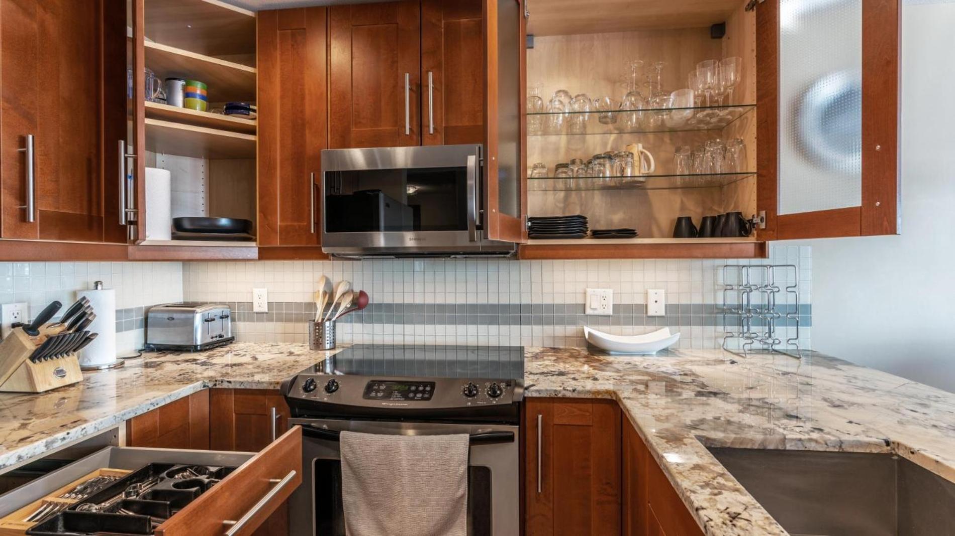 Raven's Nest - Luxury Pet Friendly Condo with Private Hot Tub & Mountain Views view 5