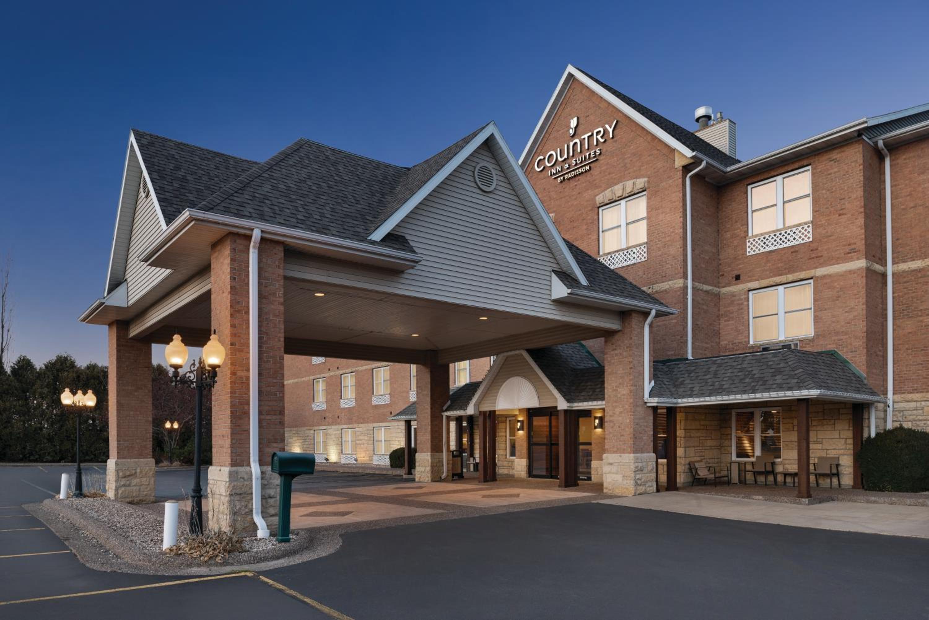 Galena Vacations - Country Inn  Suites by Radisson, Galena, IL - Property Image 7