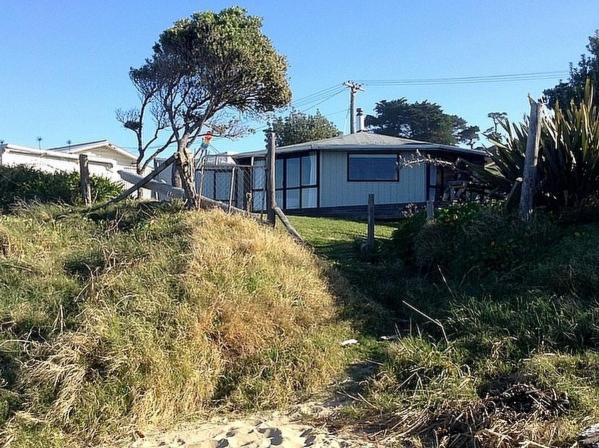 Kiwiana Bach - Ocean Beach Bach view 2