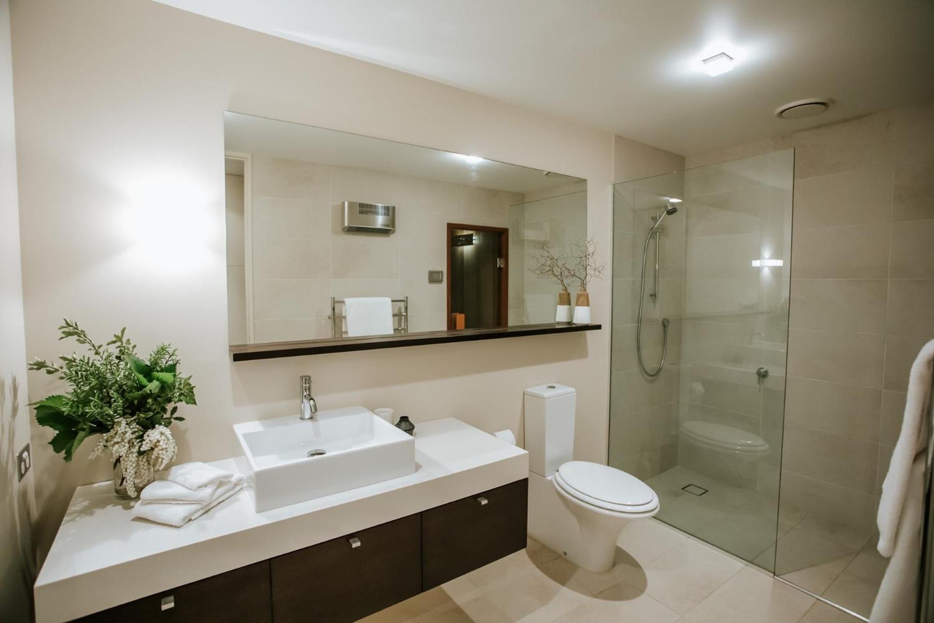 Lake Edge - Sleeps 6 - Centrally Located - Lake & Mountain Views view 3