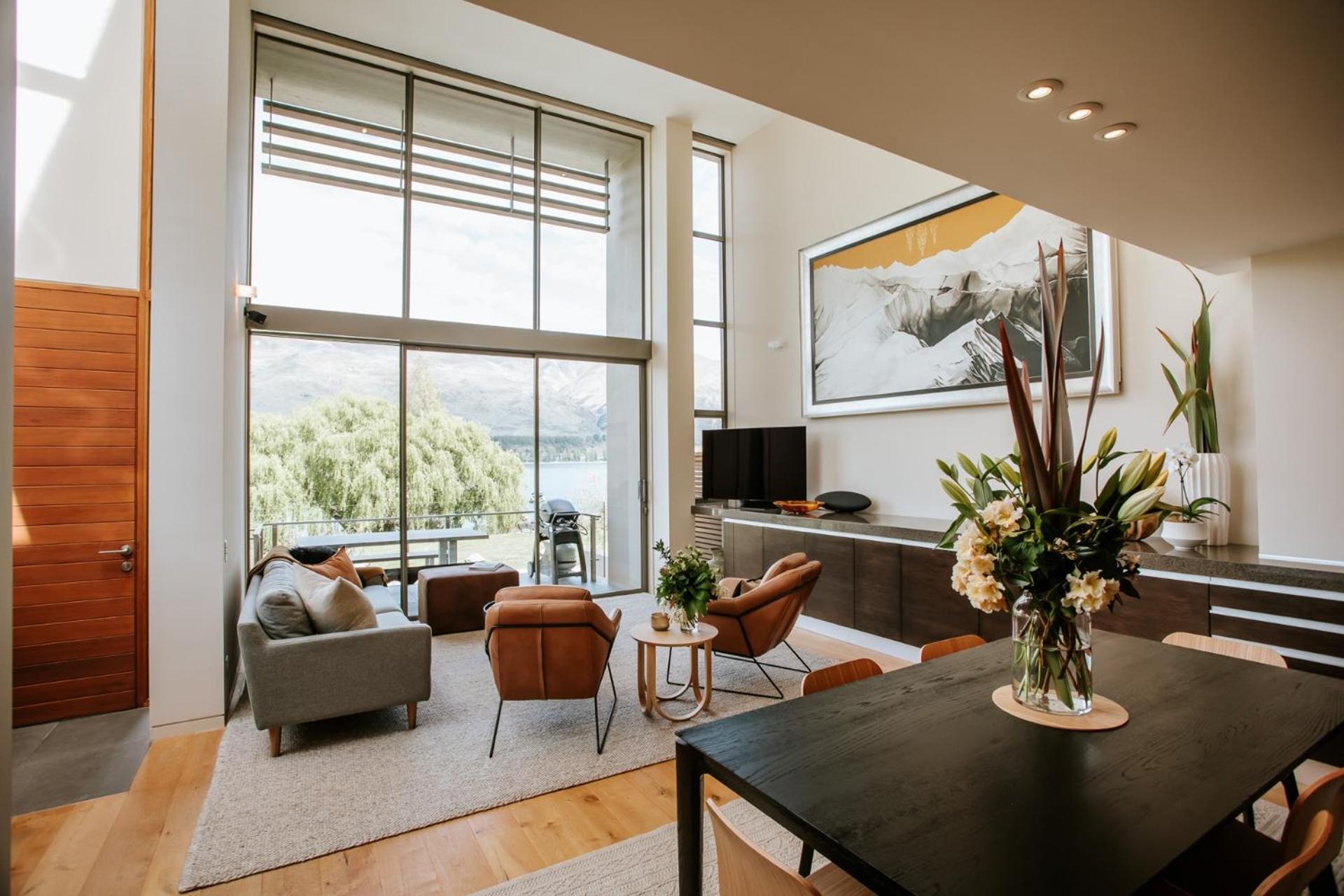 Lake Edge - Sleeps 6 - Centrally Located - Lake & Mountain Views view 5