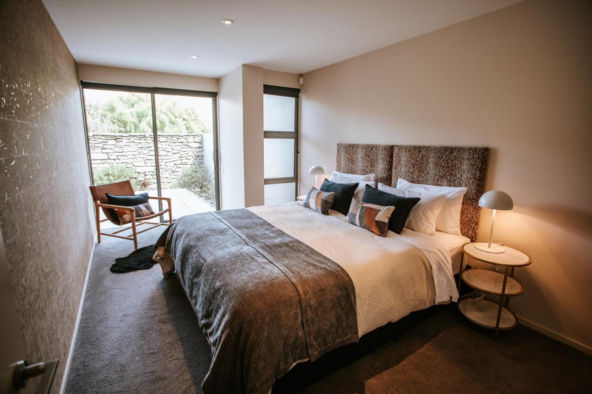 Lake Edge - Sleeps 6 - Centrally Located - Lake & Mountain Views view 4