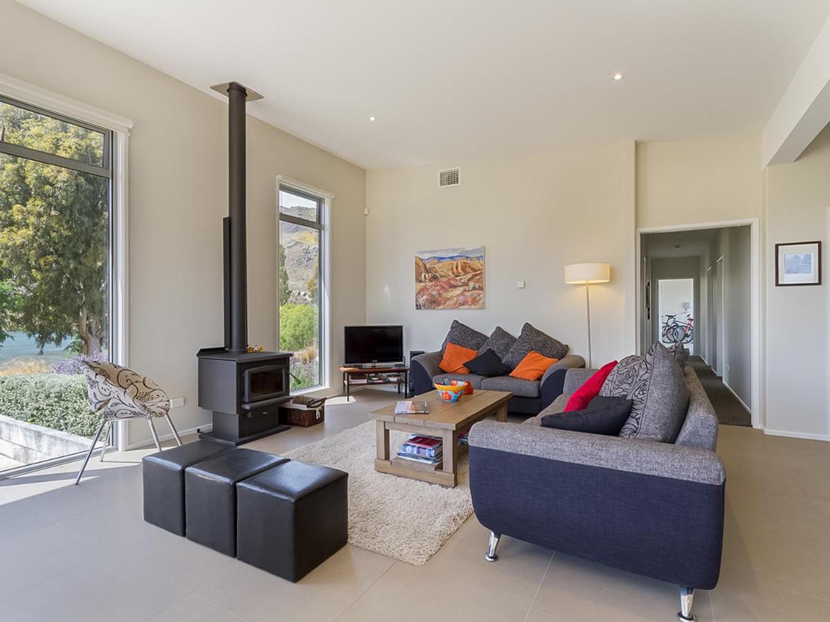 Sunhaven Lakeside - Cromwell Holiday Home view 2
