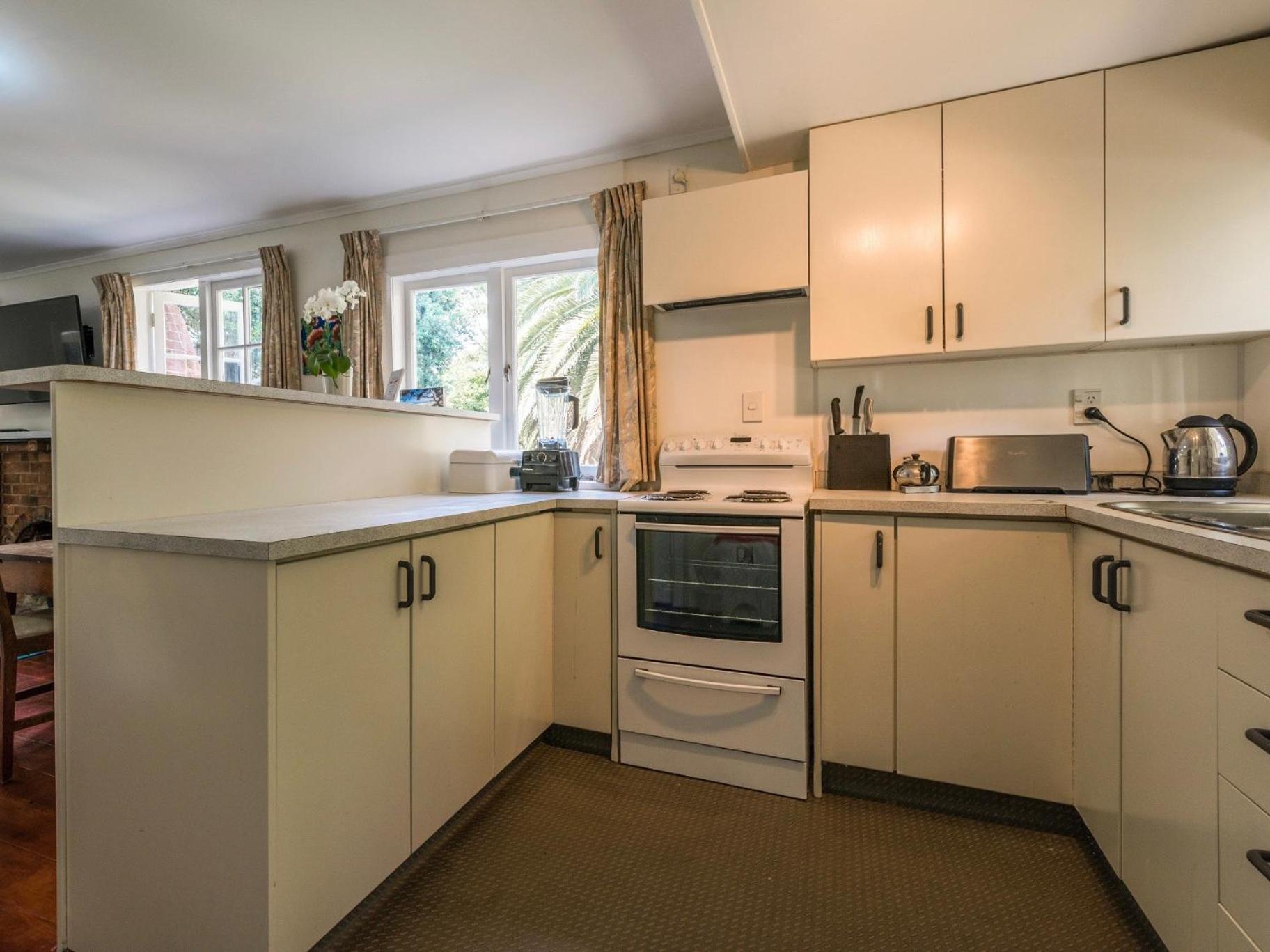 Onetangi Beach Cottage - Onetangi Bach view 4