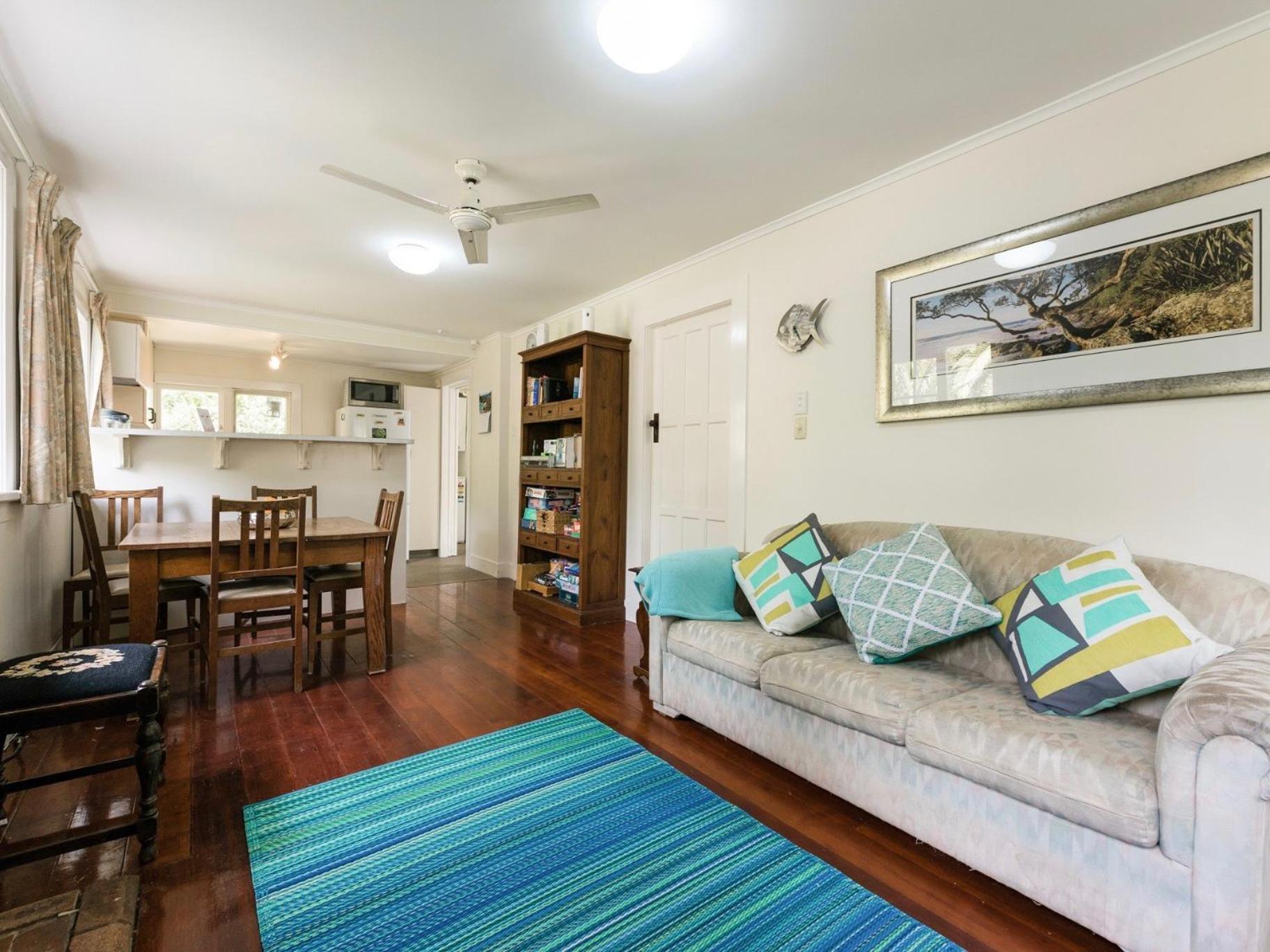 Onetangi Beach Cottage - Onetangi Bach view 3