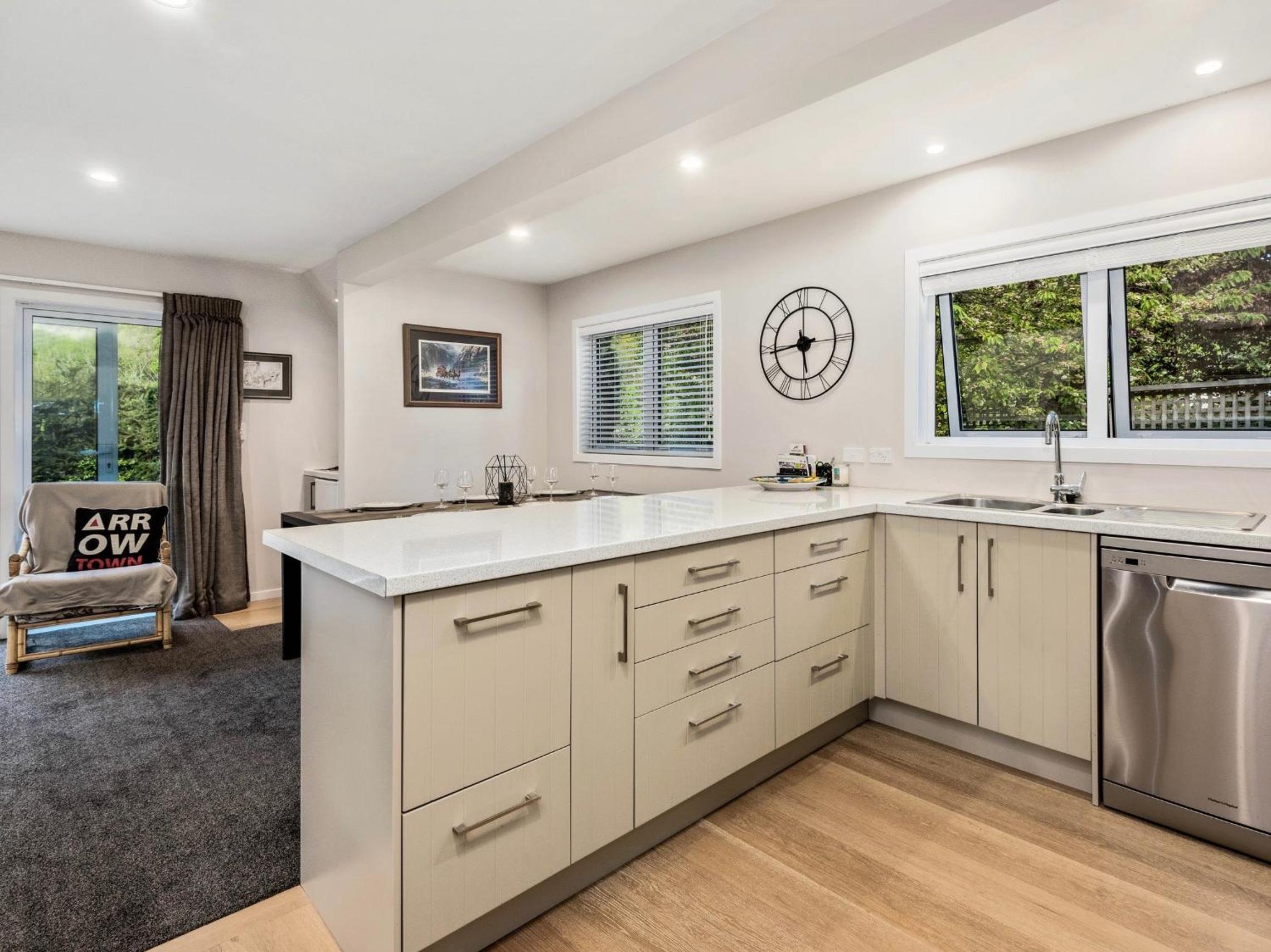 The Hillvue with Spa - Arrowtown Holiday Home view 5