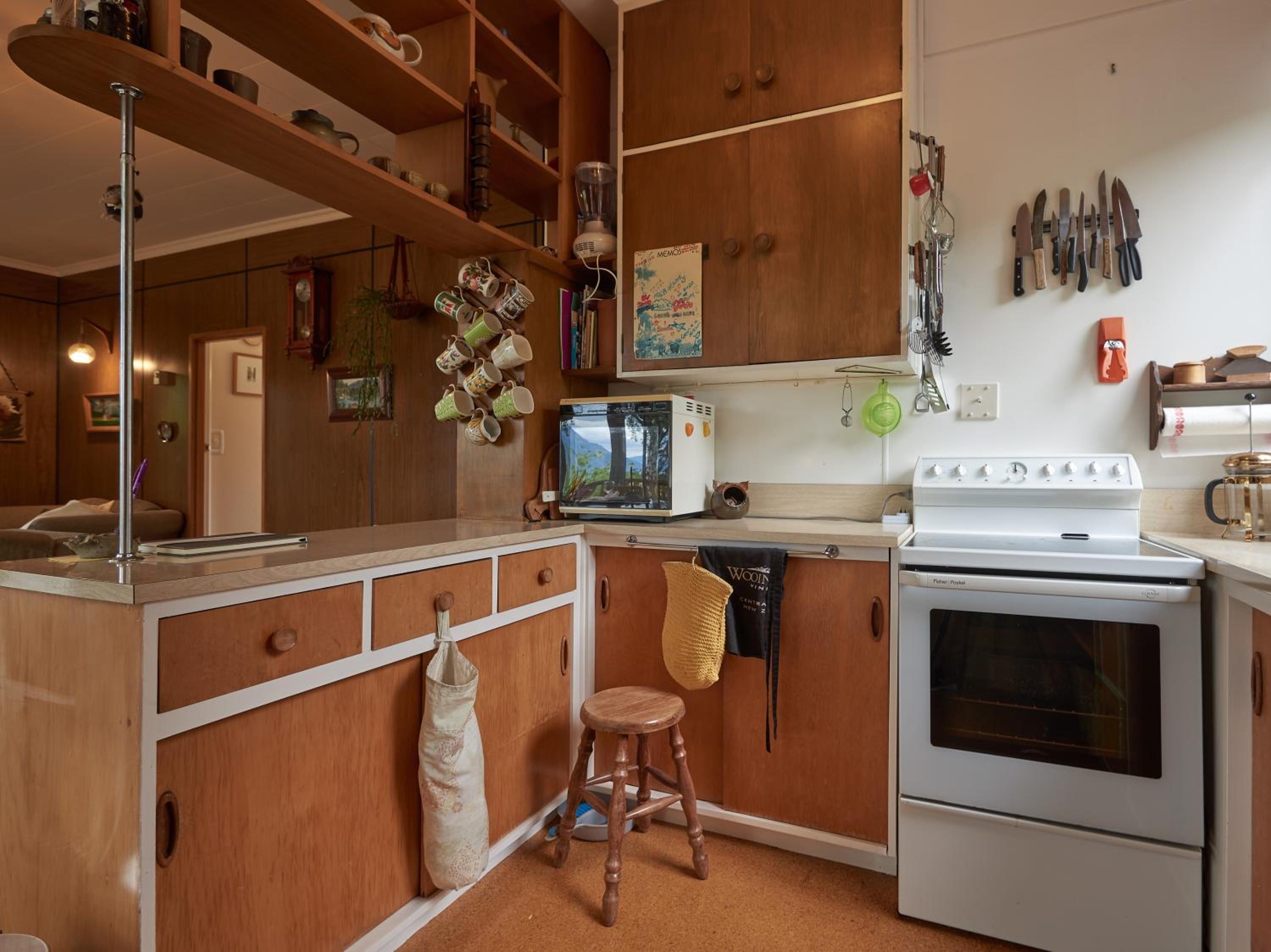 Retro Retreat - Queenstown Holiday Home view 2
