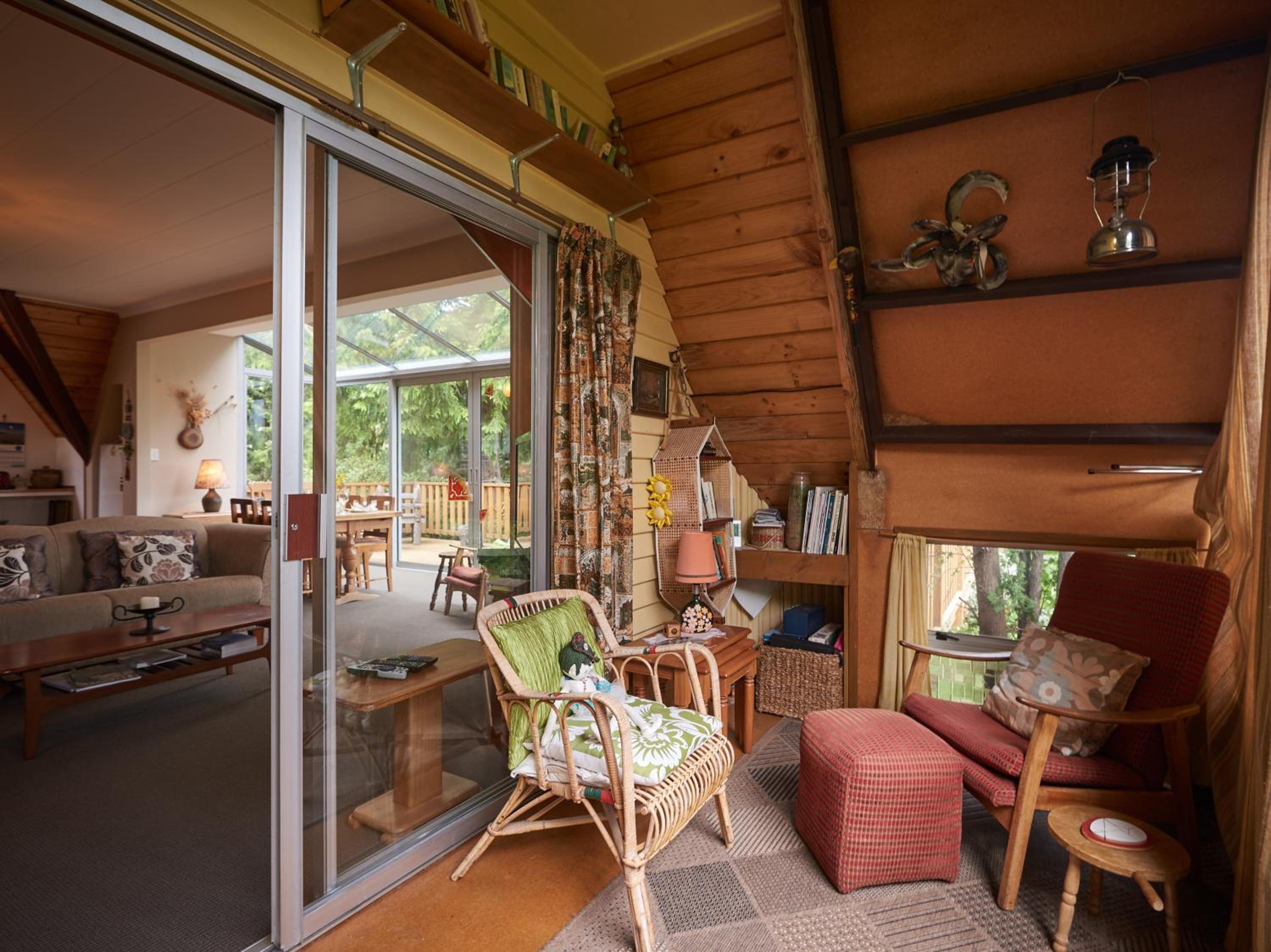 Retro Retreat - Queenstown Holiday Home view 4