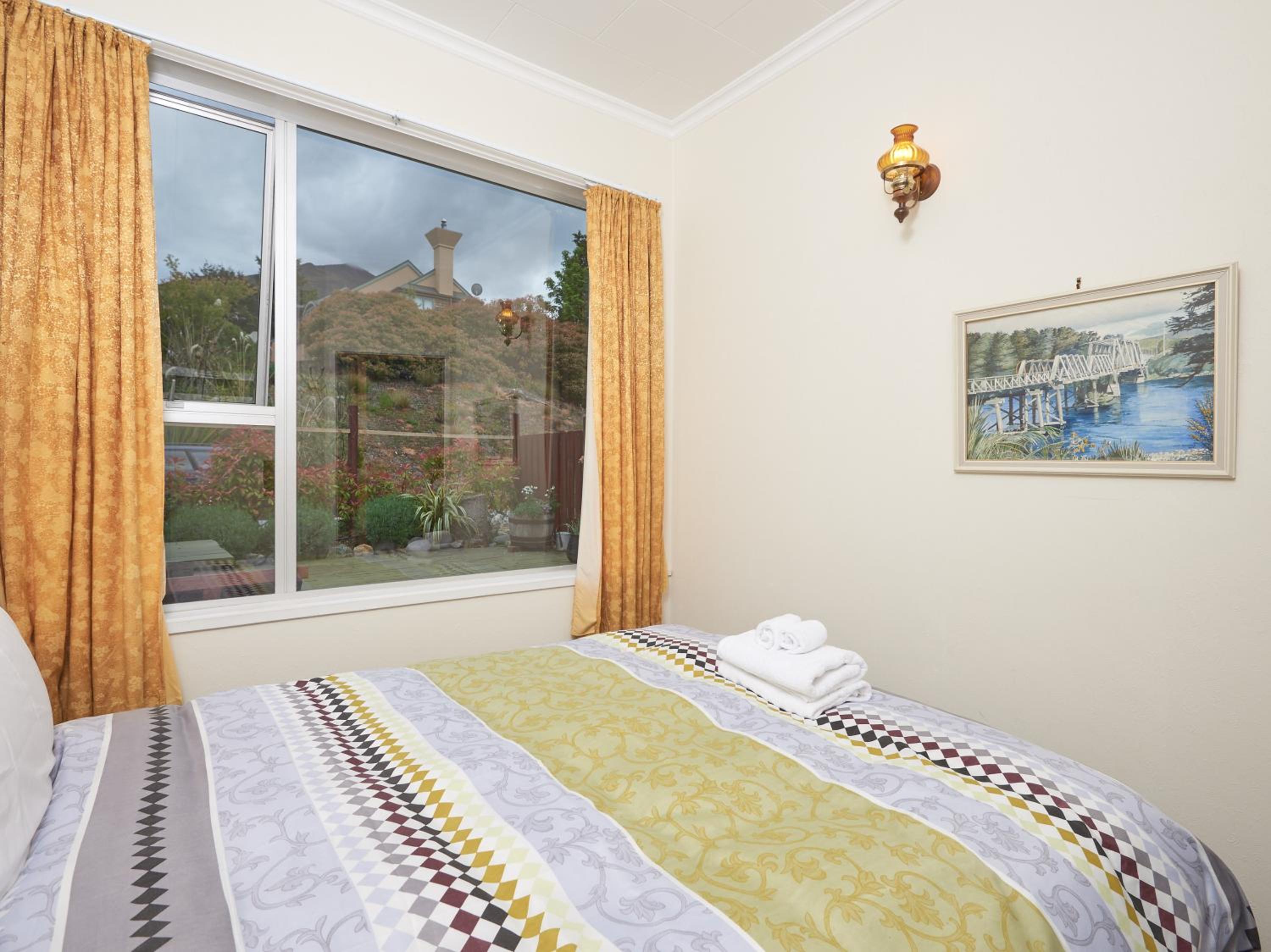 Retro Retreat - Queenstown Holiday Home view 5