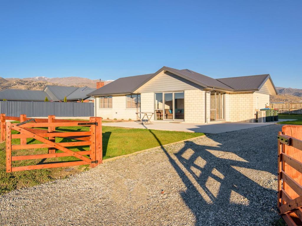 Pisa Oasis - Cromwell Holiday Home view 2