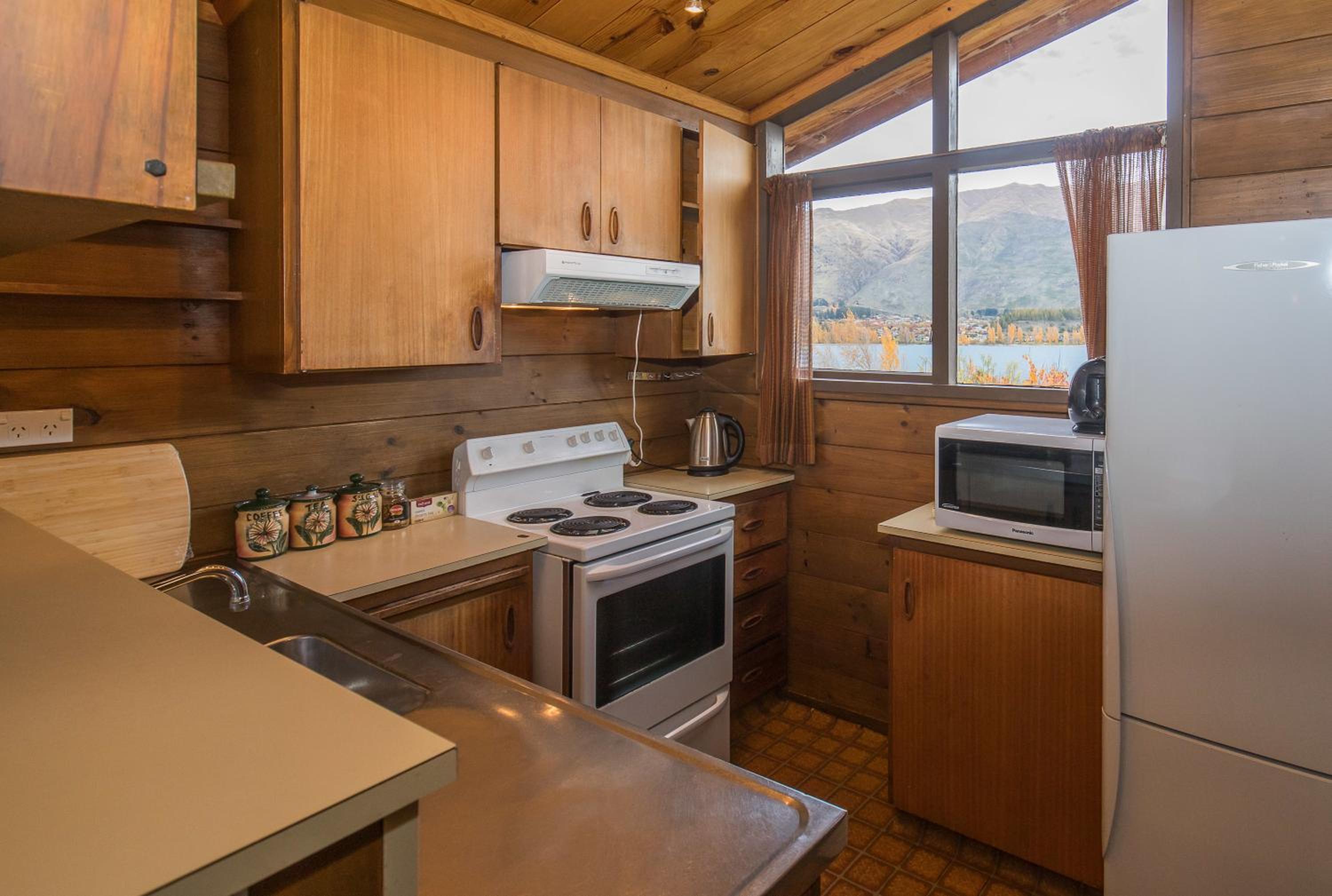 Lakeside Escape - Wanaka Holiday Bach view 3