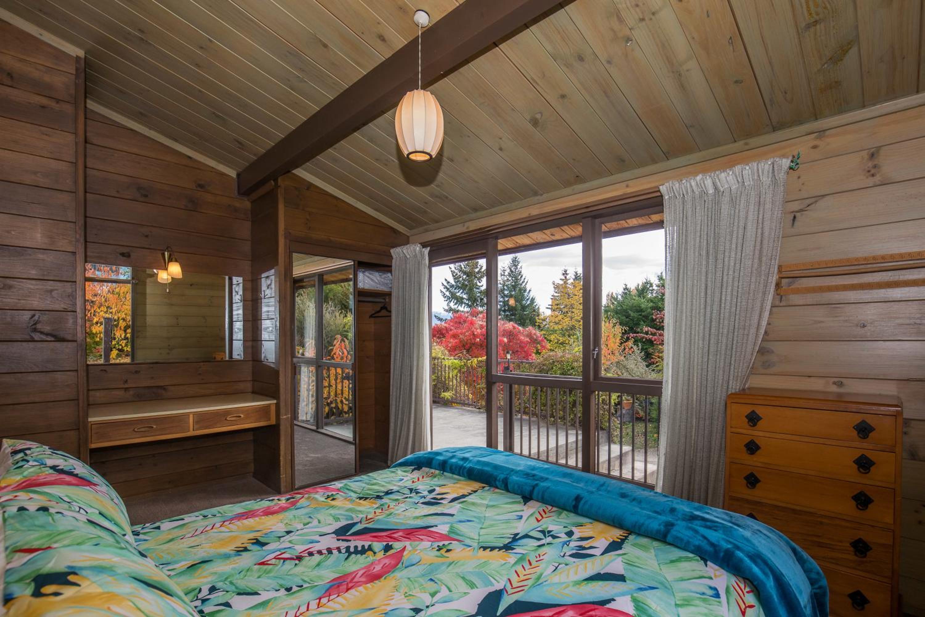 Lakeside Escape - Wanaka Holiday Bach view 4