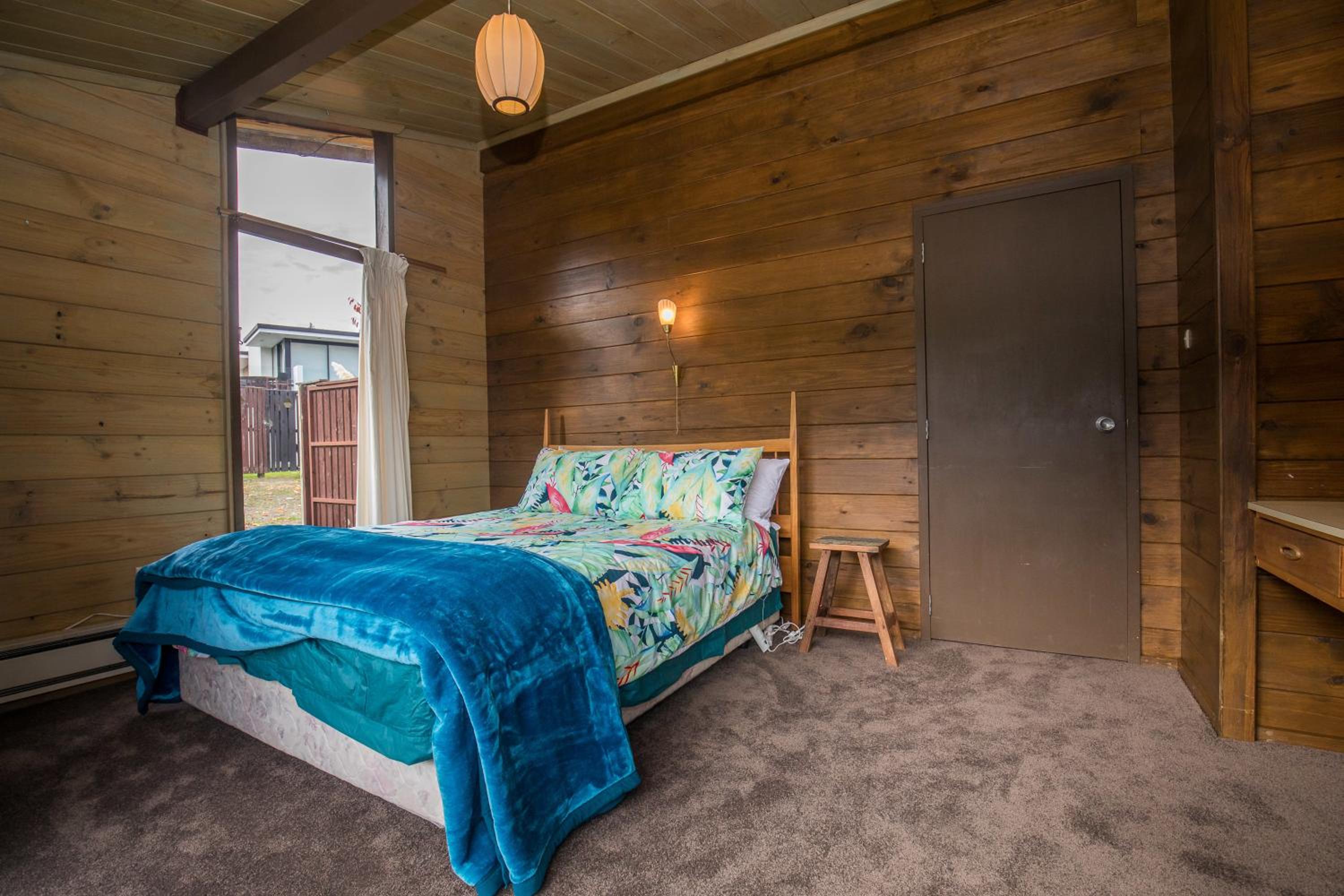 Lakeside Escape - Wanaka Holiday Bach view 5