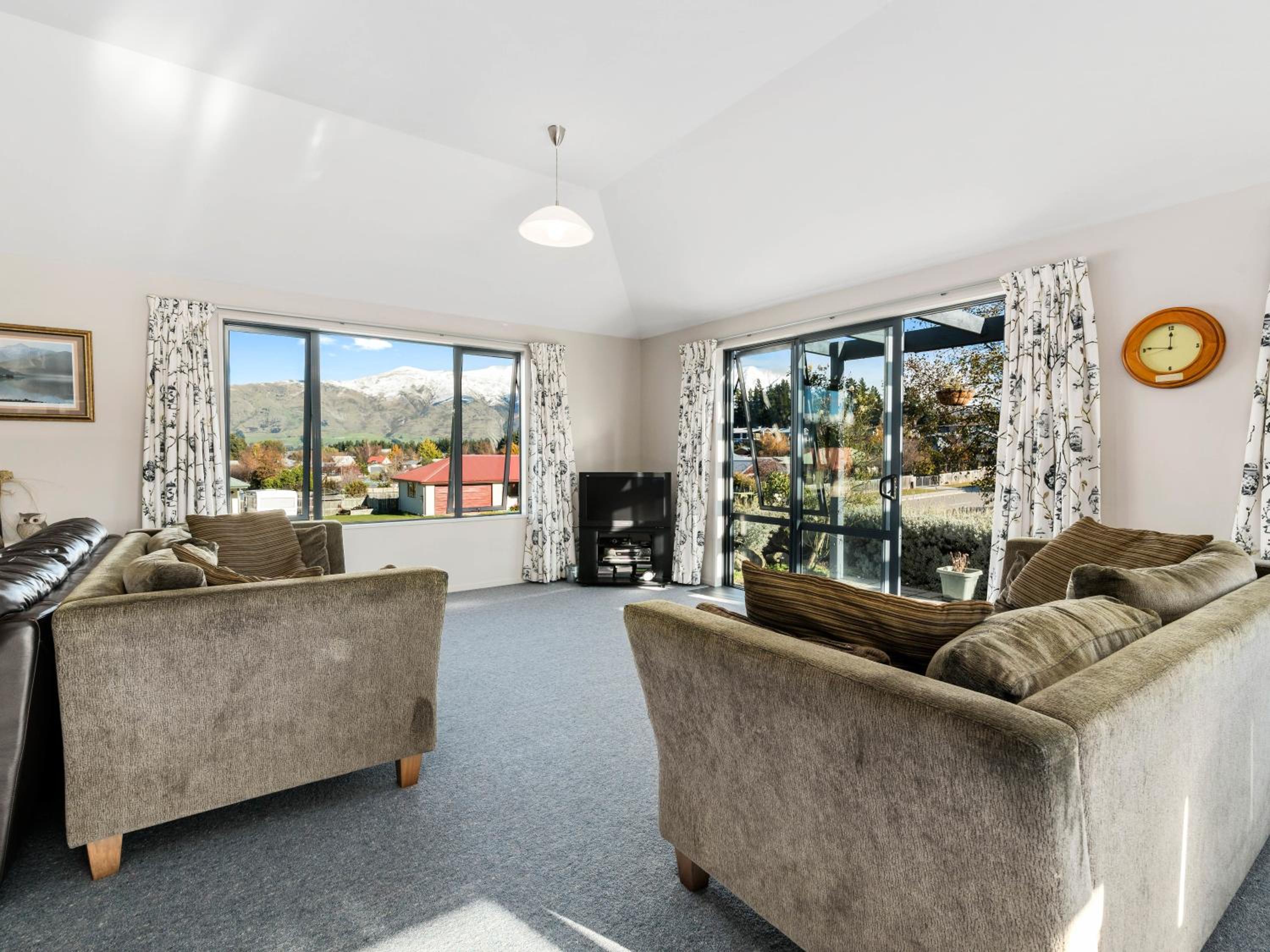 Mount Iron Magic - Wanaka Holiday Home view 3