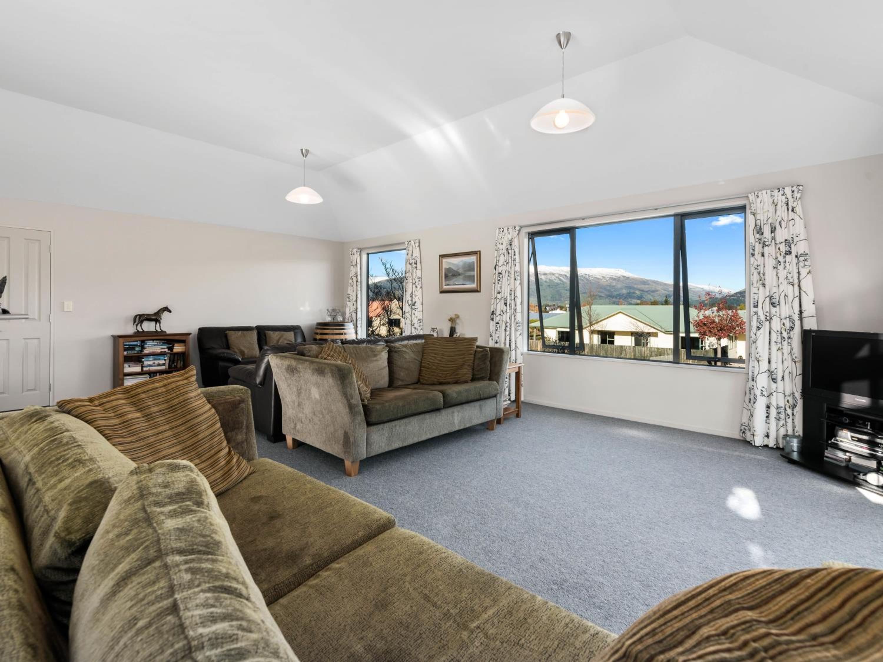 Mount Iron Magic - Wanaka Holiday Home view 4