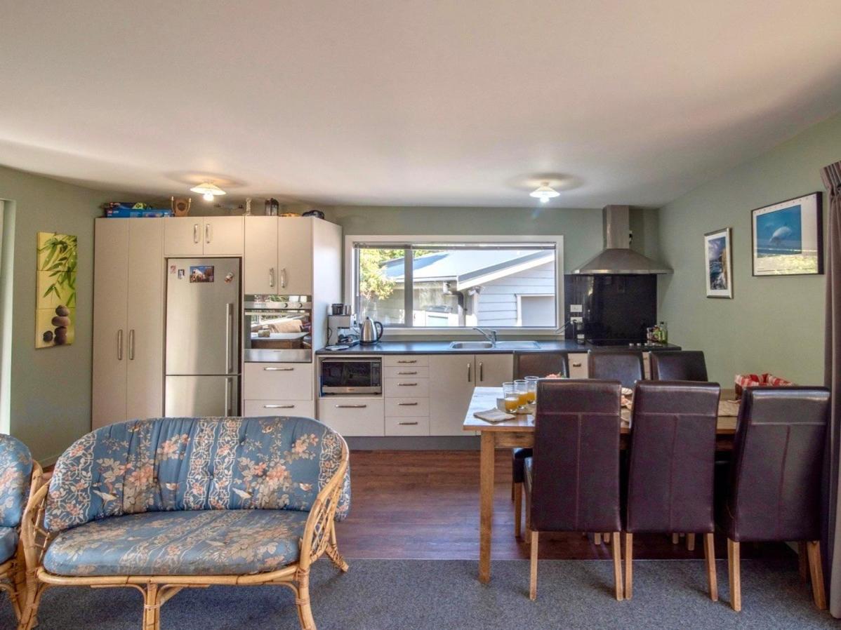 Bay Bliss - Akaroa Holiday Home view 4