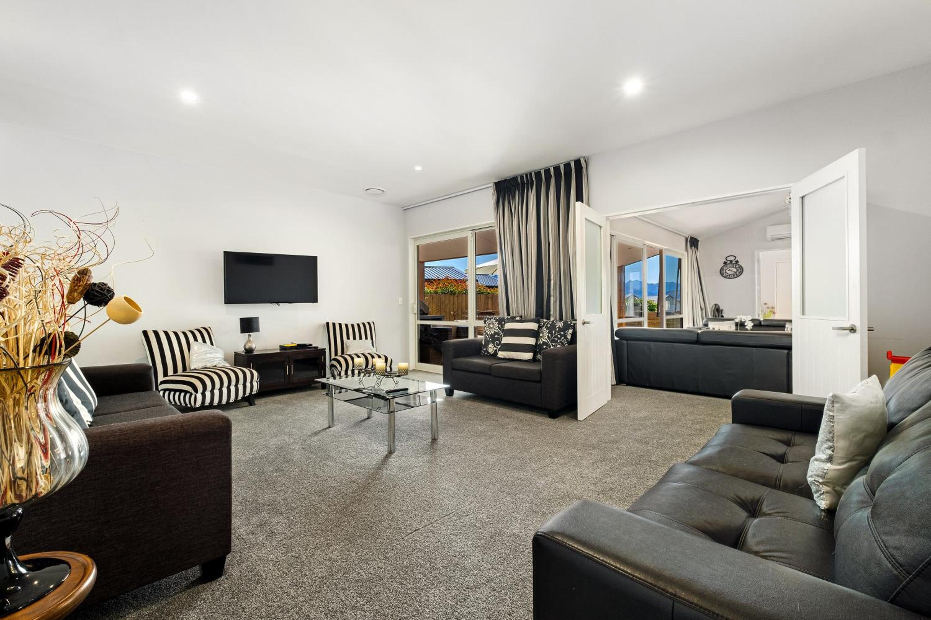 Lakeside Luxury - Wanaka Holiday Home view 2