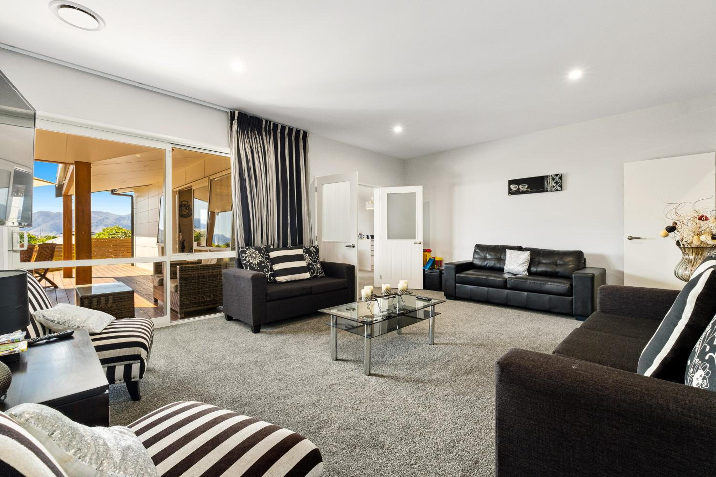Lakeside Luxury - Wanaka Holiday Home view 3
