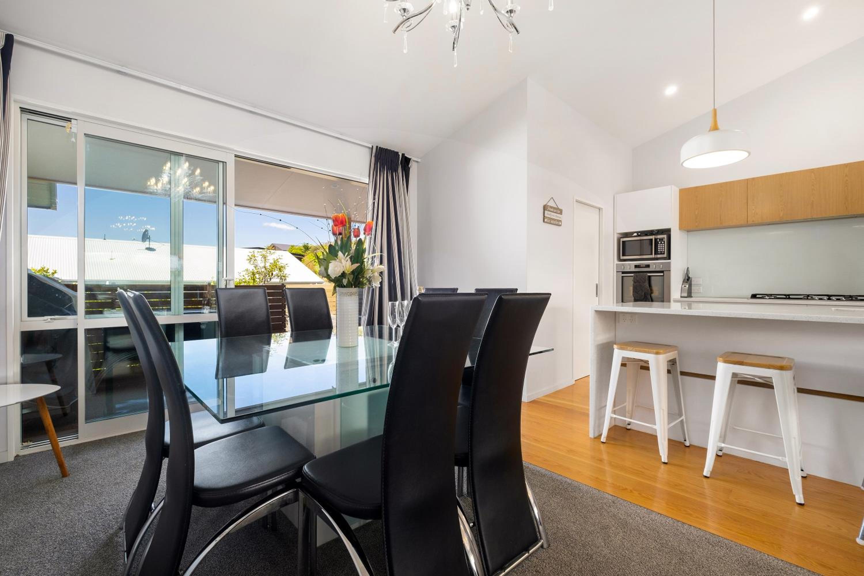 Lakeside Luxury - Wanaka Holiday Home view 4