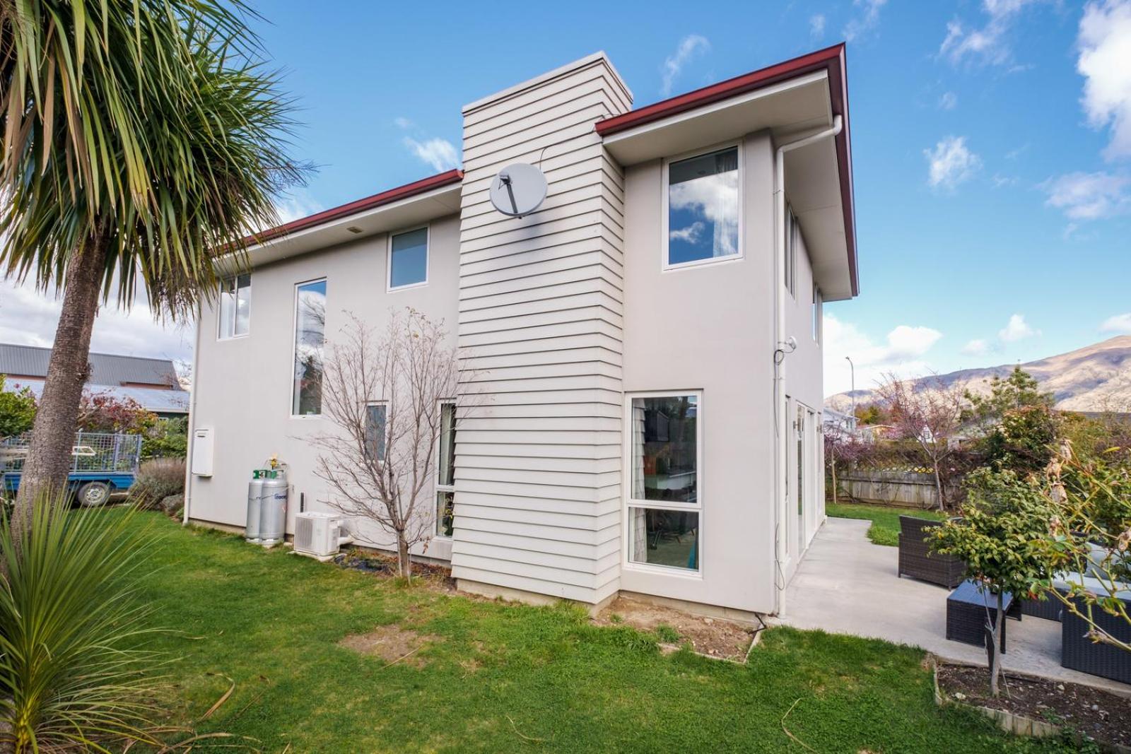 Hunter's Retreat - Wanaka Holiday Home view 3