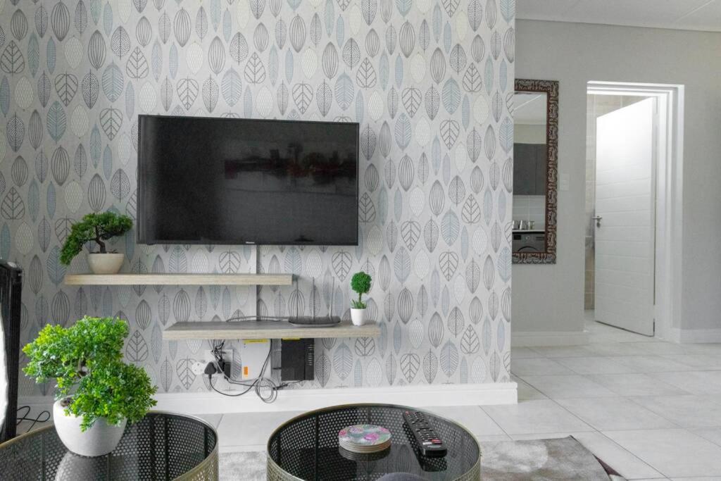 Alimama Spaces: The Robert's Greenlee Apartment, Sandown, photo 5 of 19