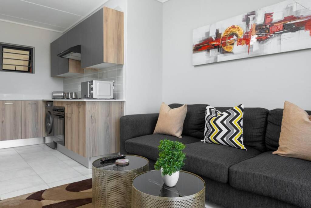 Alimama Spaces: The Robert's Greenlee Apartment, Sandown, photo 2 of 19