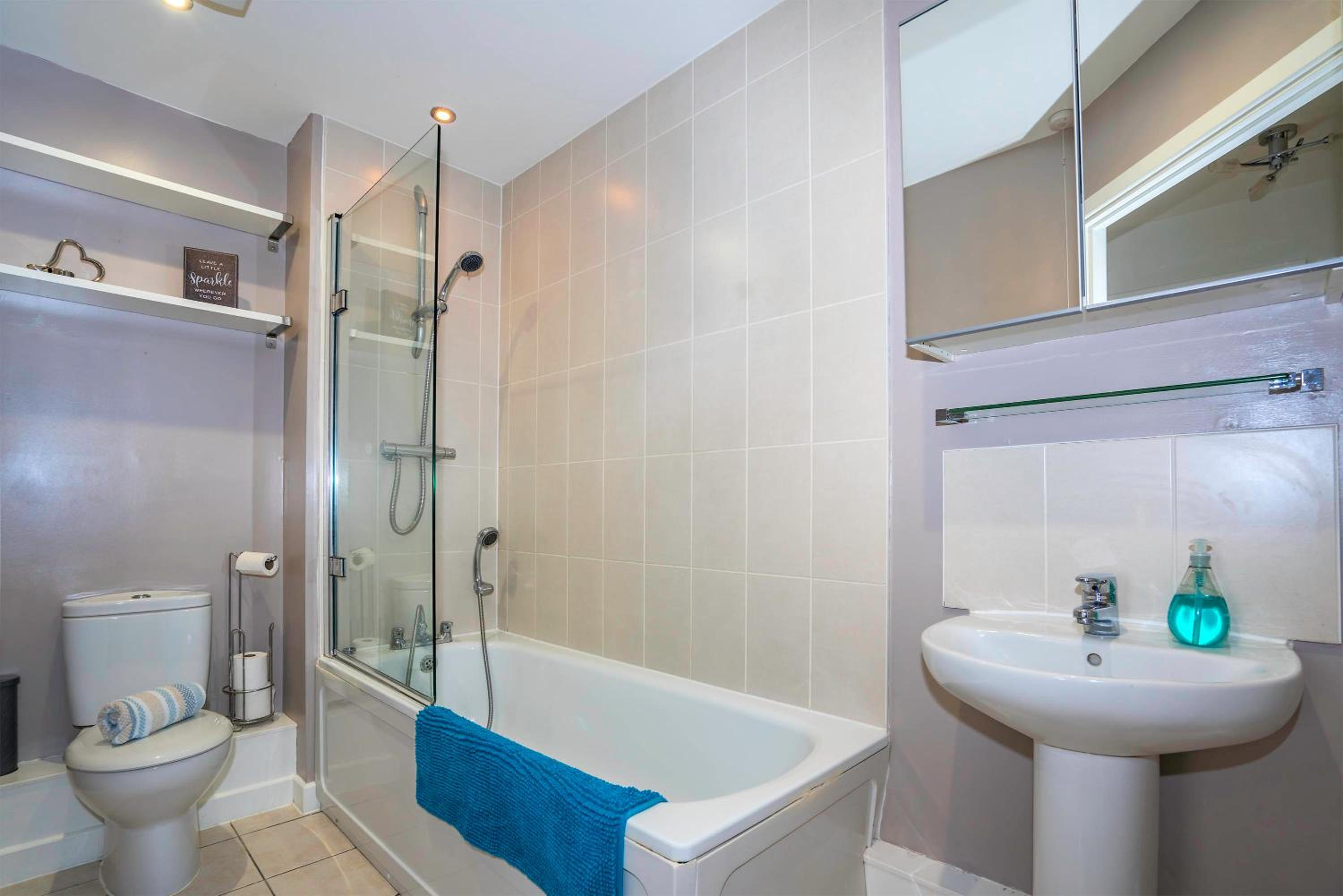 The Augustine - Modern two Bed Ground floor apartment with parking