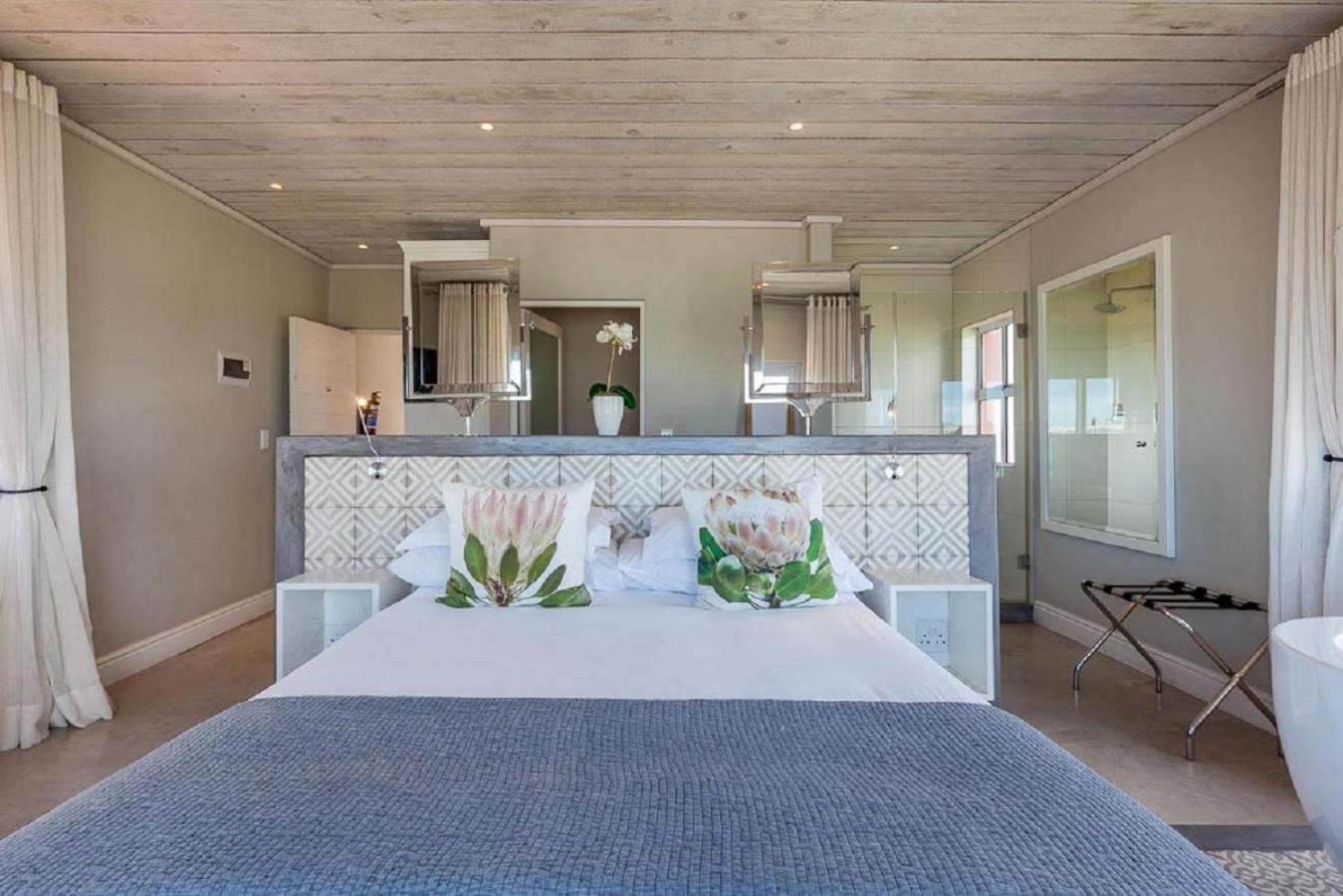 Blue Bay Lodge