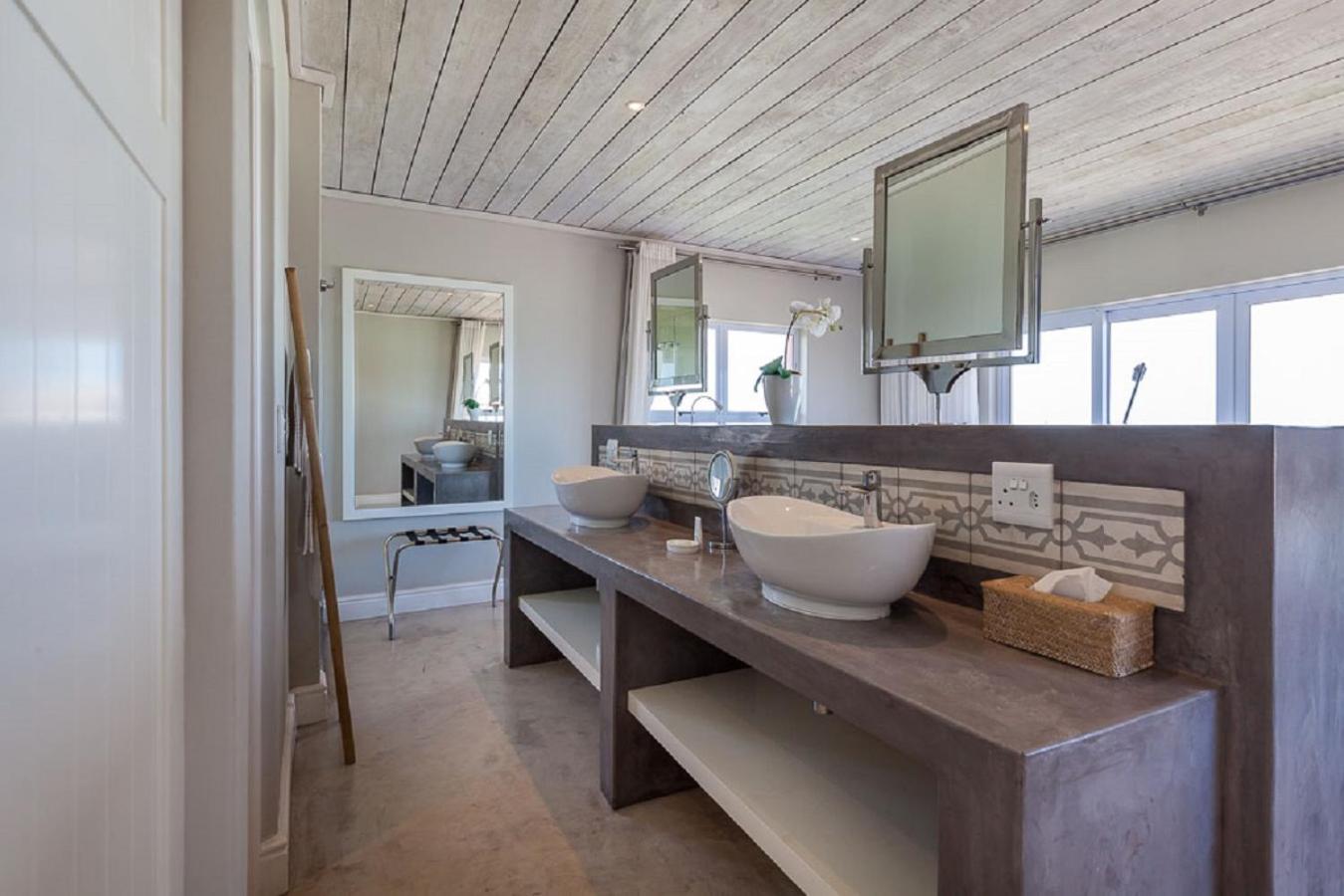 Blue Bay Lodge