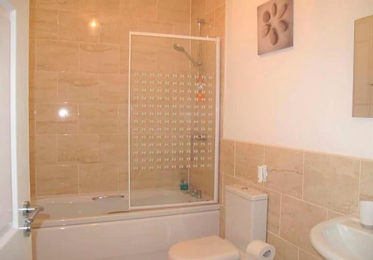 Jubilee House - 4 bedroom central house - bright and spacious, 2 parking spaces view 2