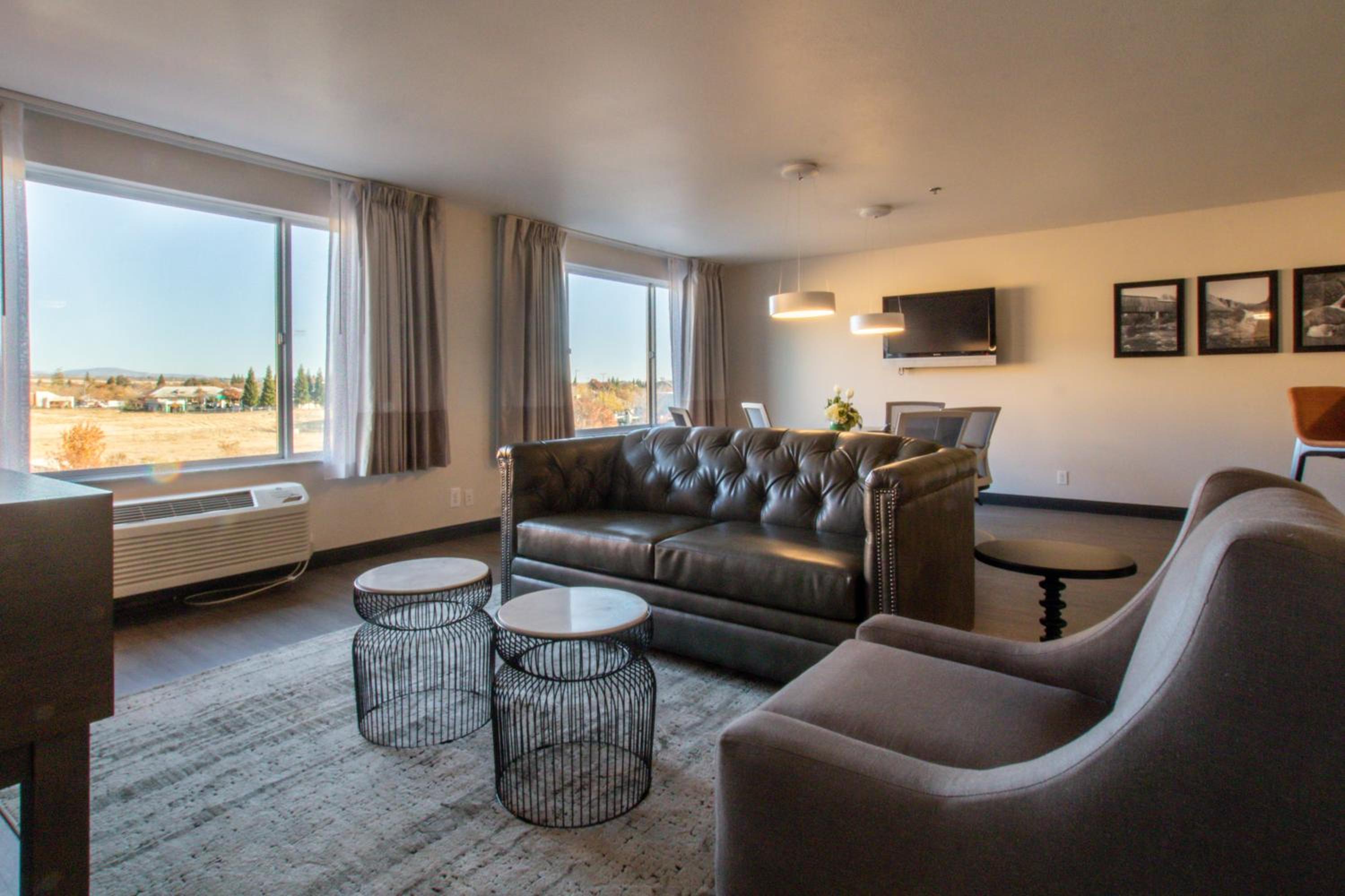 Chico Vacations - Oxford Suites Chico - Property Image 15