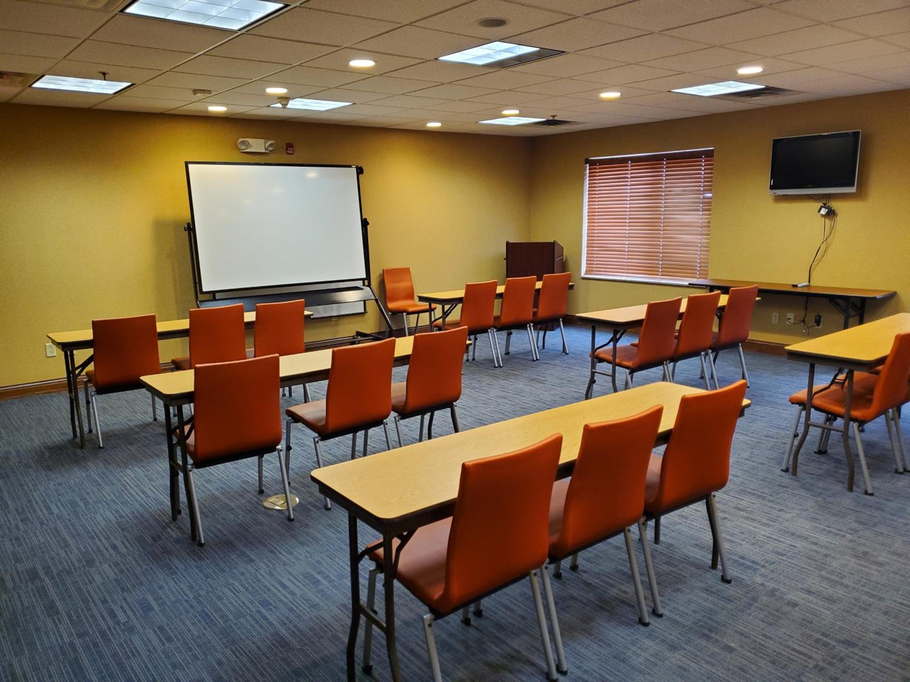 Mattoon Vacations - Holiday Inn Express Hotel  Suites Mattoon, an IHG Hotel - Property Image 6