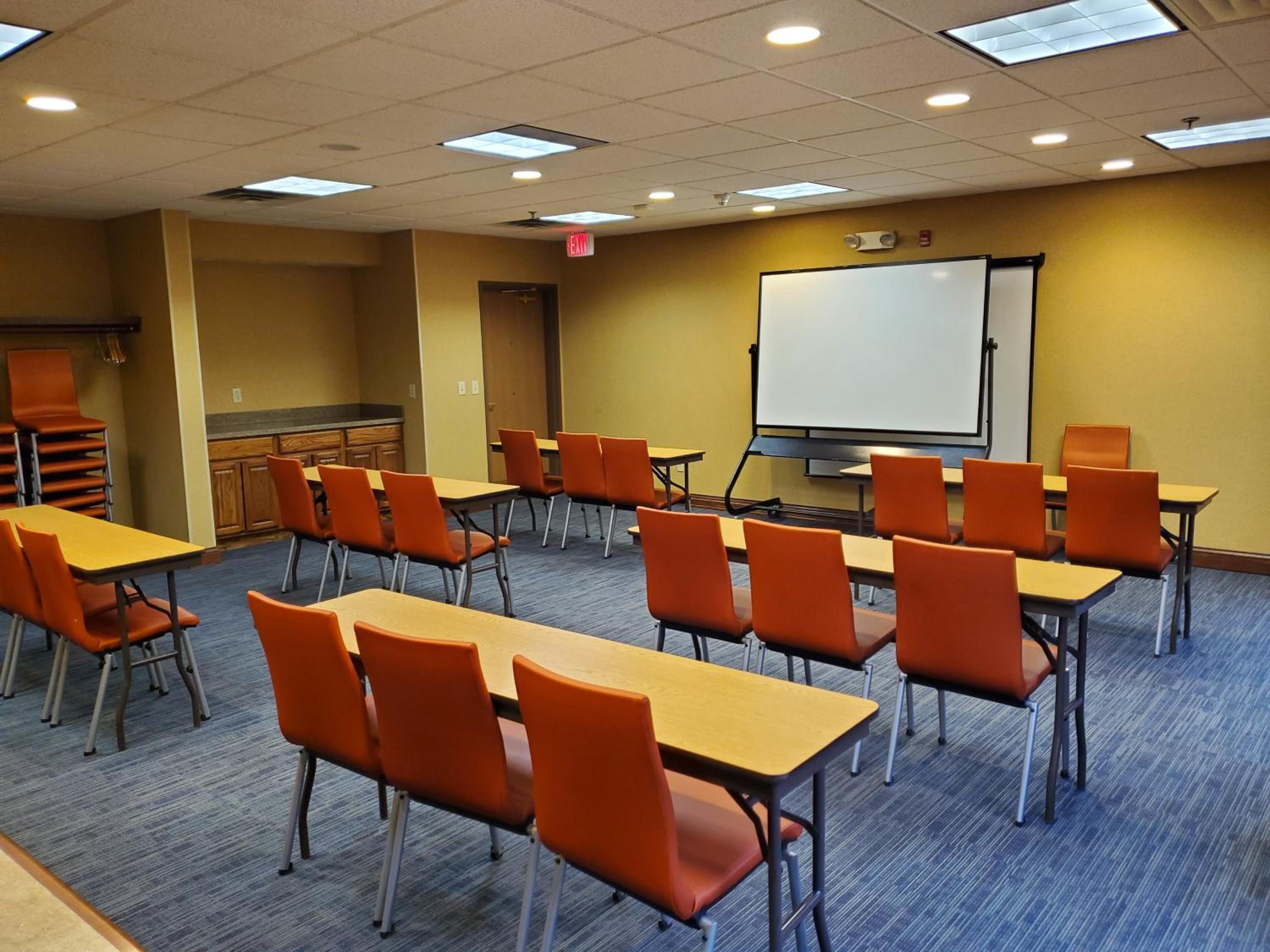 Mattoon Vacations - Holiday Inn Express Hotel  Suites Mattoon, an IHG Hotel - Property Image 7
