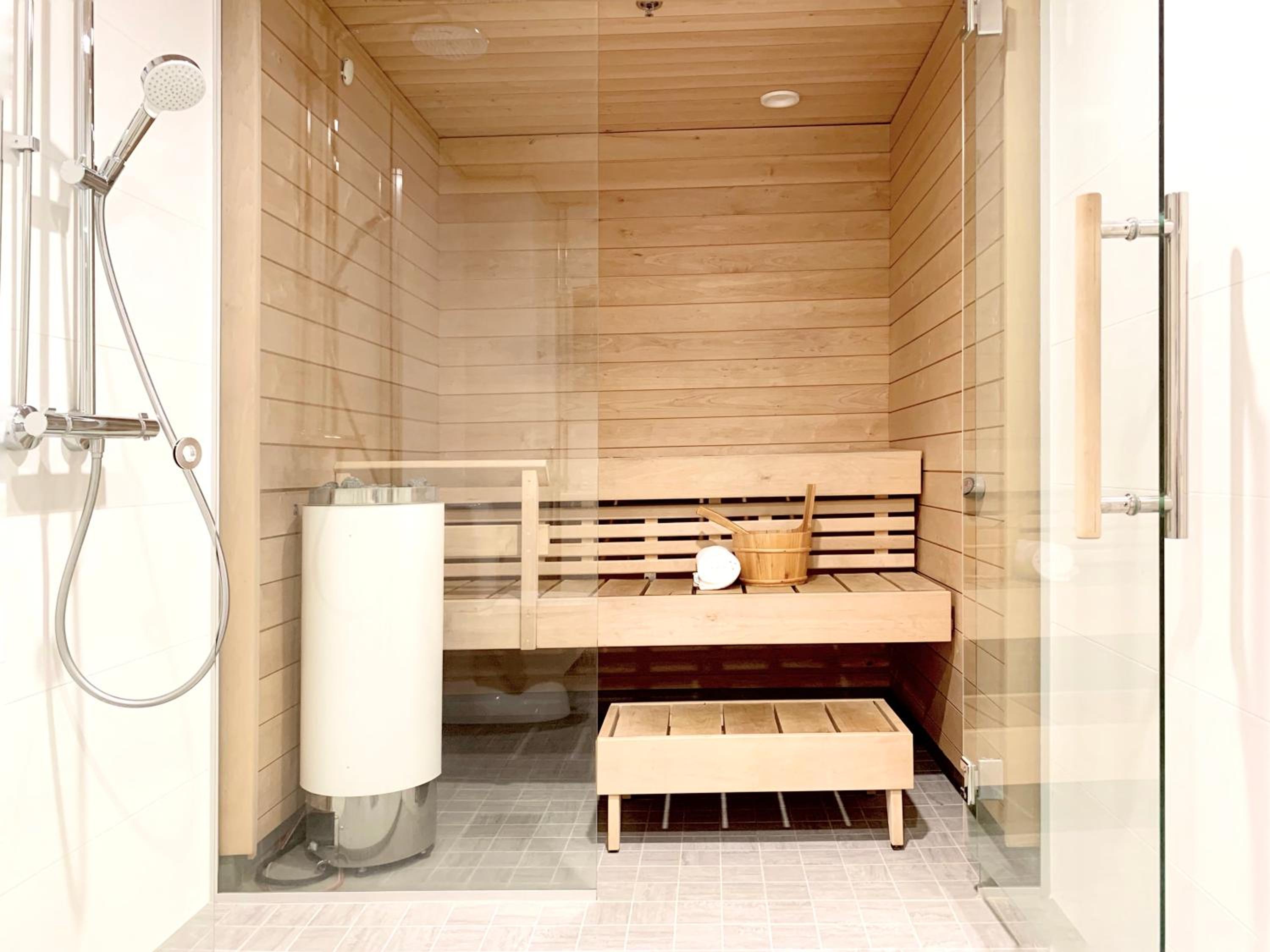 City Home Finland Big Luxury Suite - Spacious Suite with Own SAUNA, One Bedroom and Furnished Balcony next to Train Station view 2