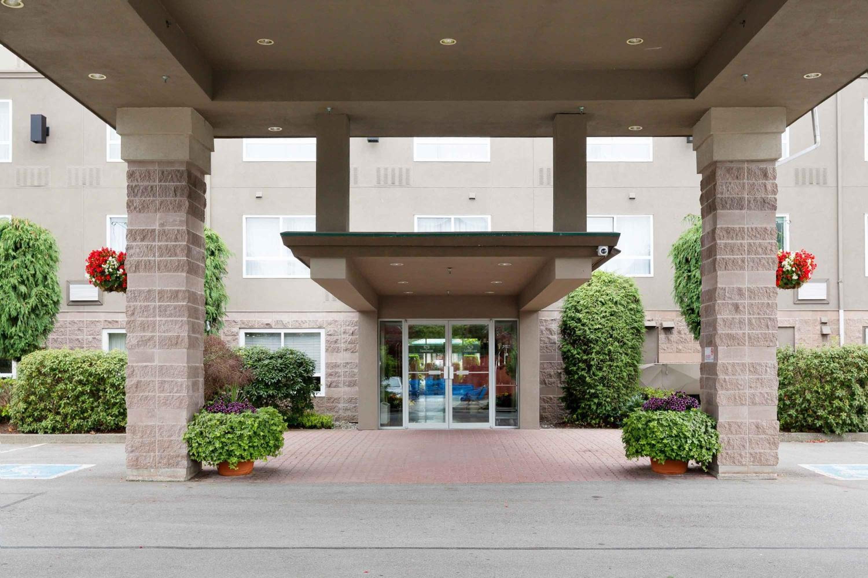 Langley Vacations - Sandman Hotel Langley - Property Image 2