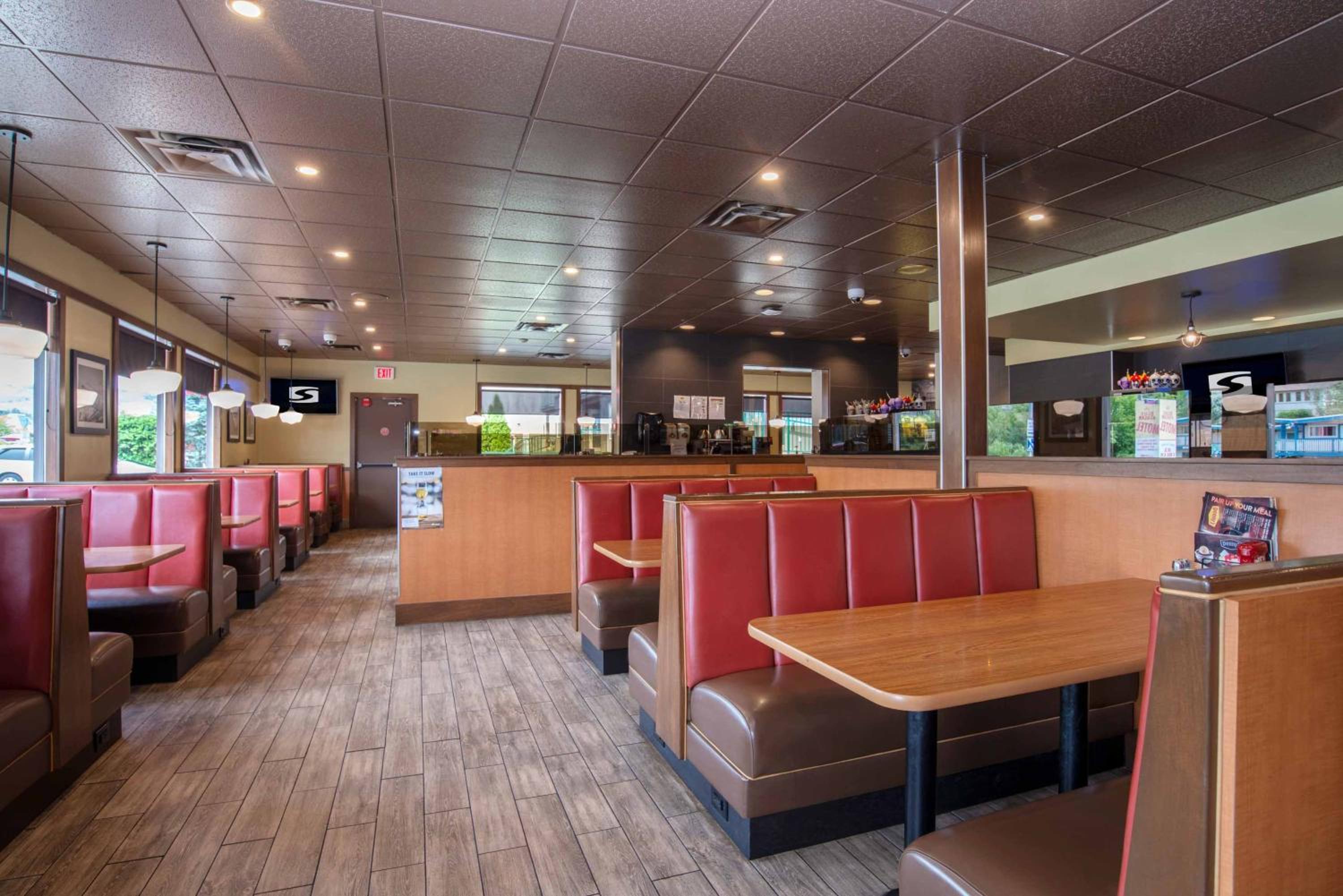 Vernon Vacations - Sandman Hotel Vernon - Property Image 8