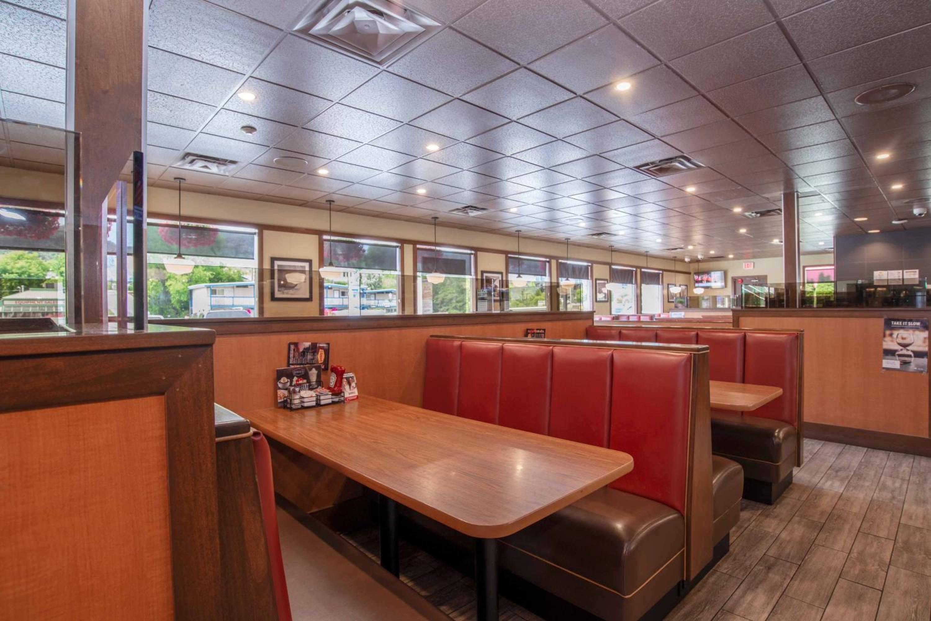 Vernon Vacations - Sandman Hotel Vernon - Property Image 1