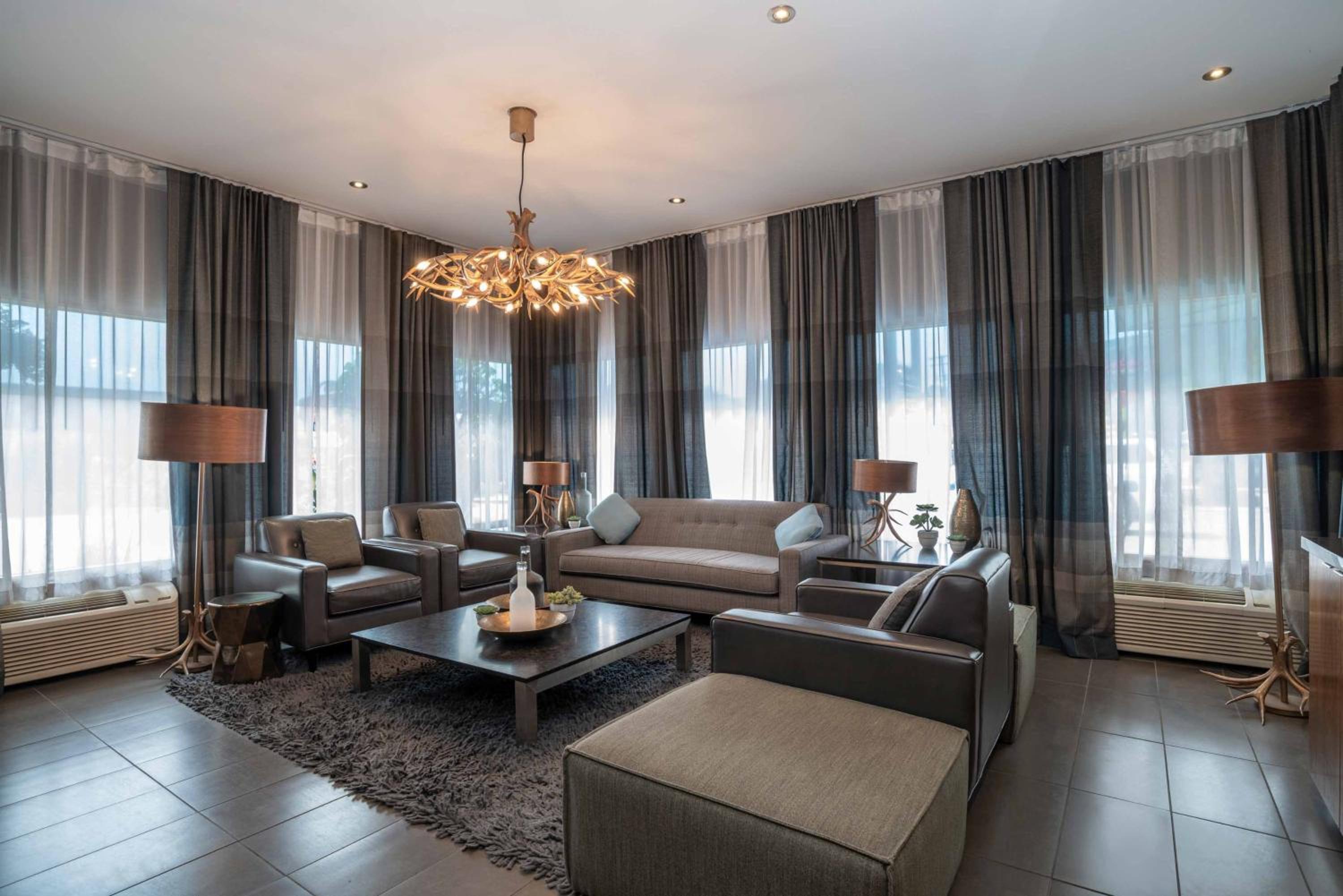 Vernon Vacations - Sandman Hotel Vernon - Property Image 5