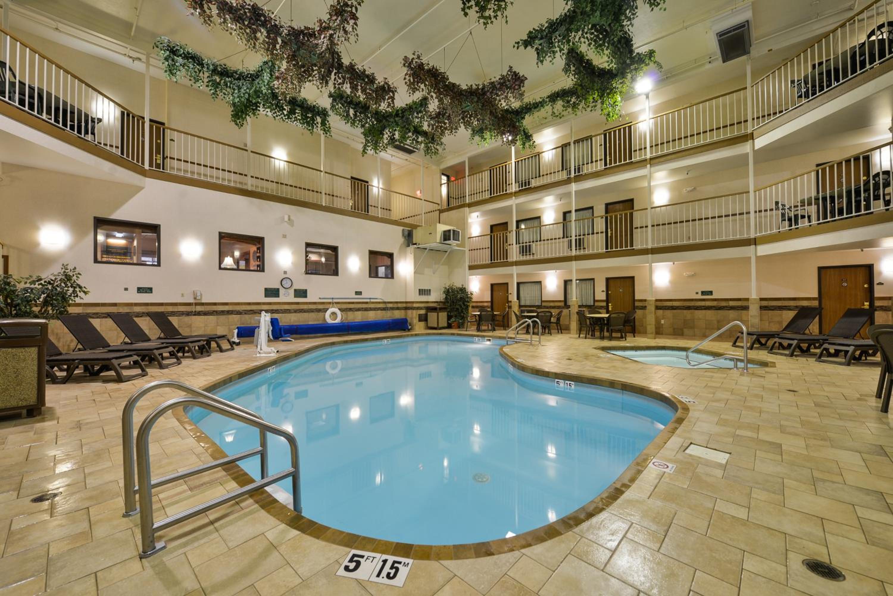 Minot Vacations - Motel 6 Minot, ND - Property Image 1
