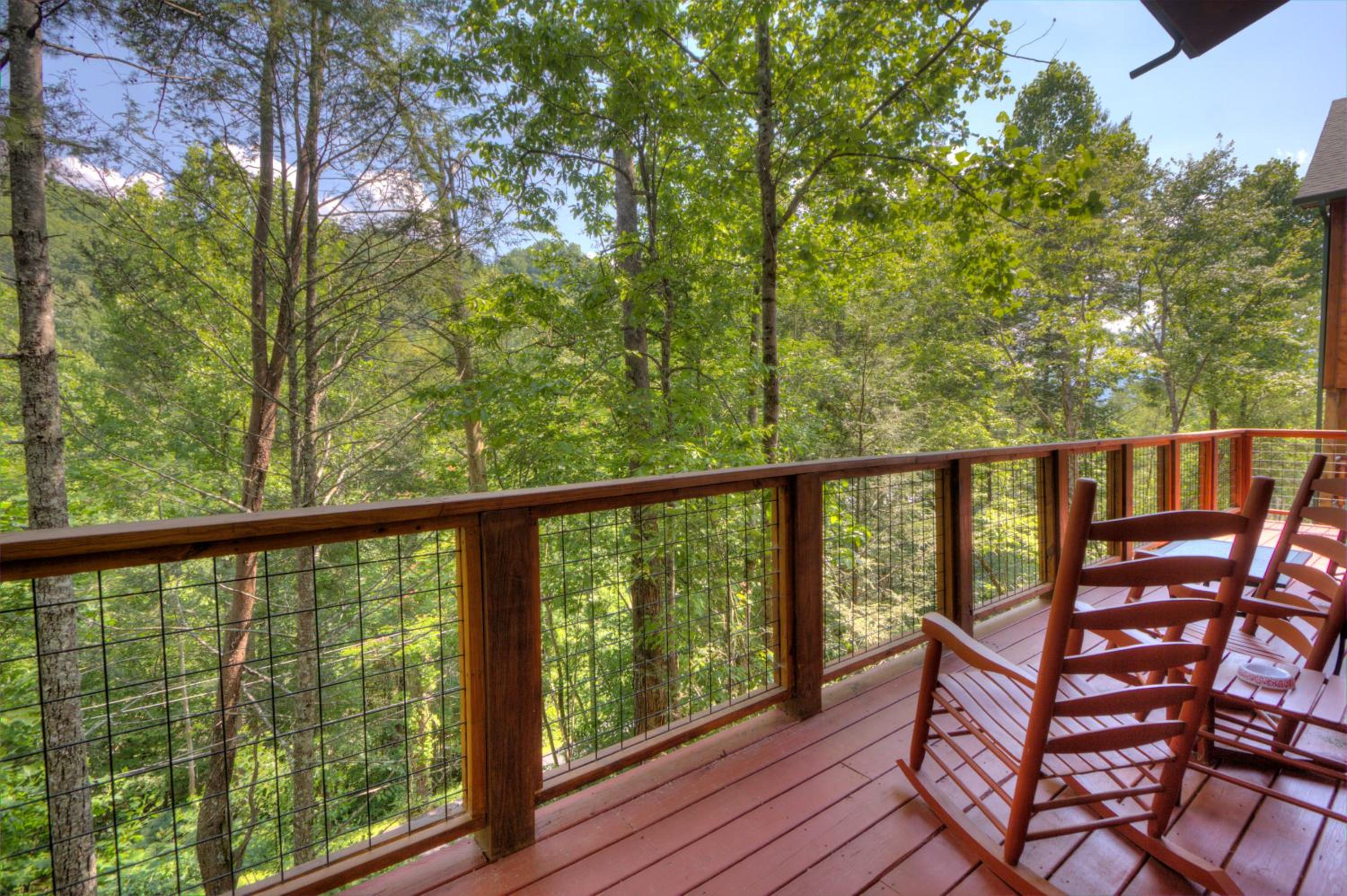 Luxury 5bed/6ba Cabin: Theater, Pool Room, Hottub! view 4