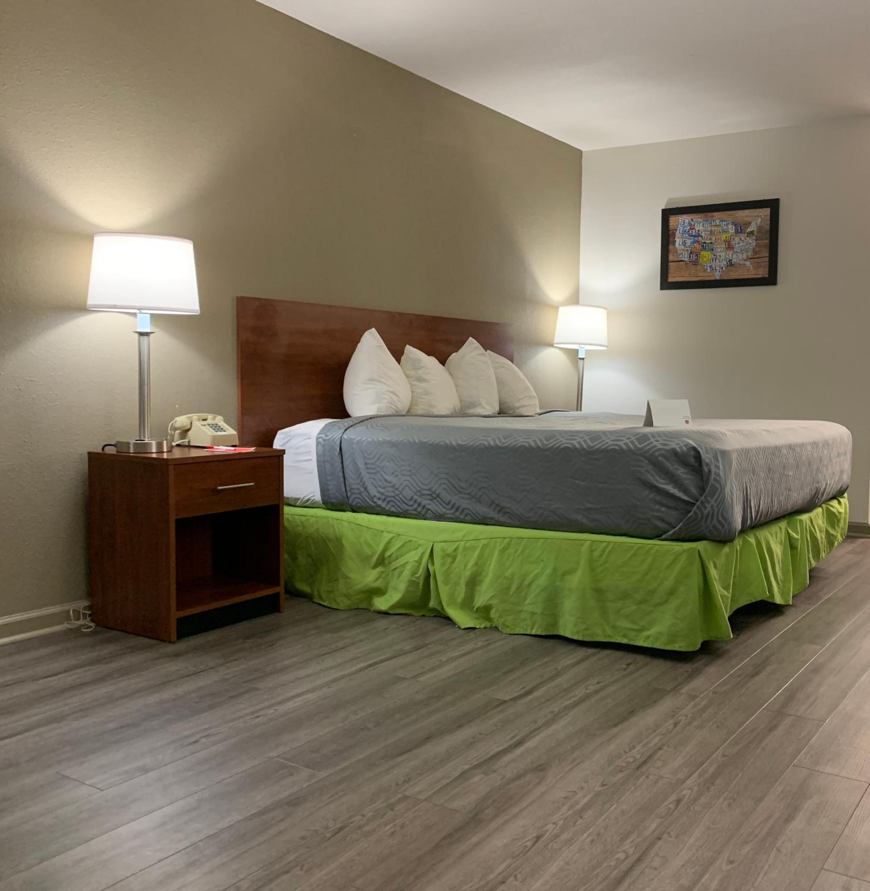 Troy Vacations - Econo Lodge - Property Image 9