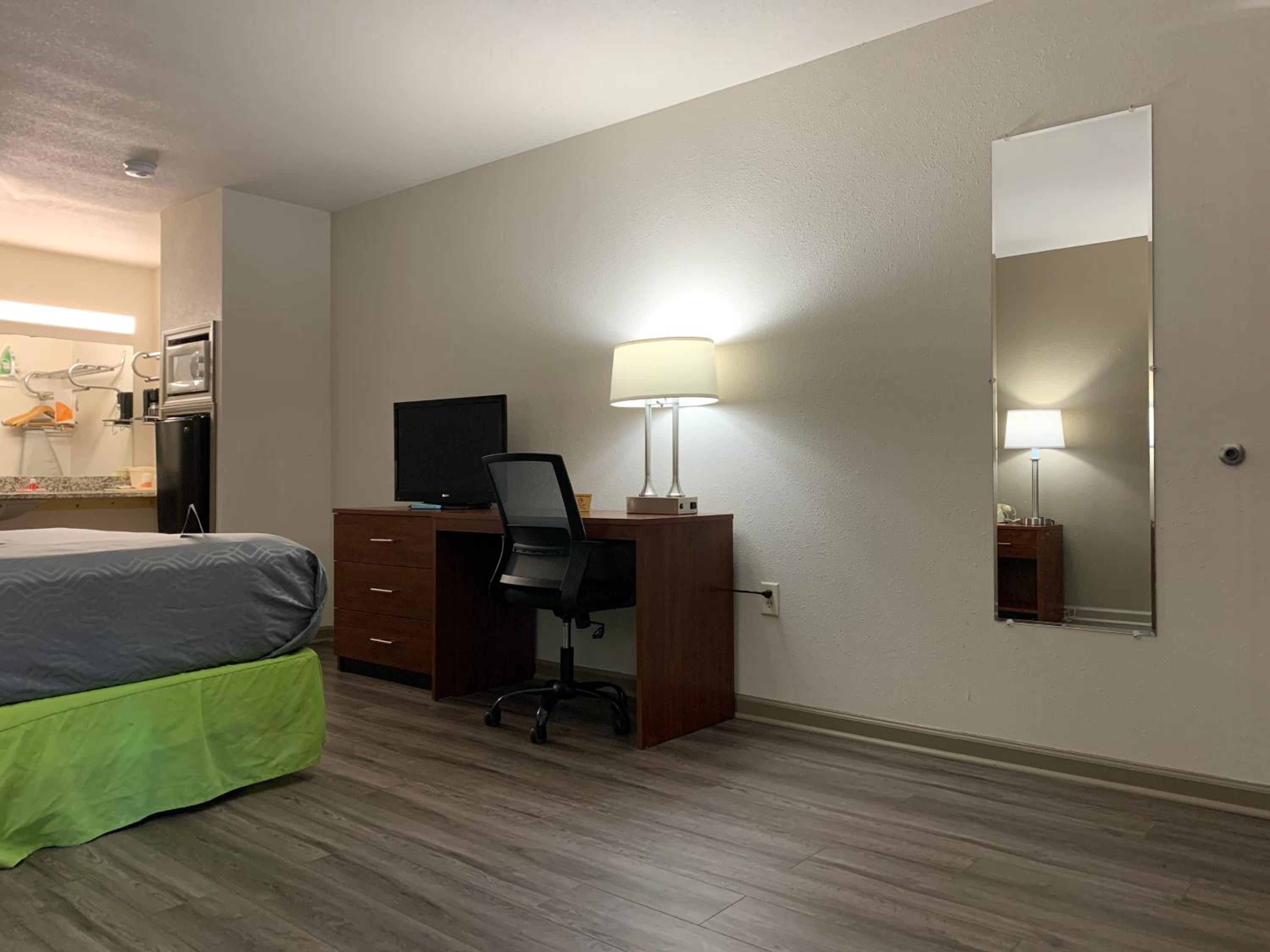 Troy Vacations - Econo Lodge - Property Image 3
