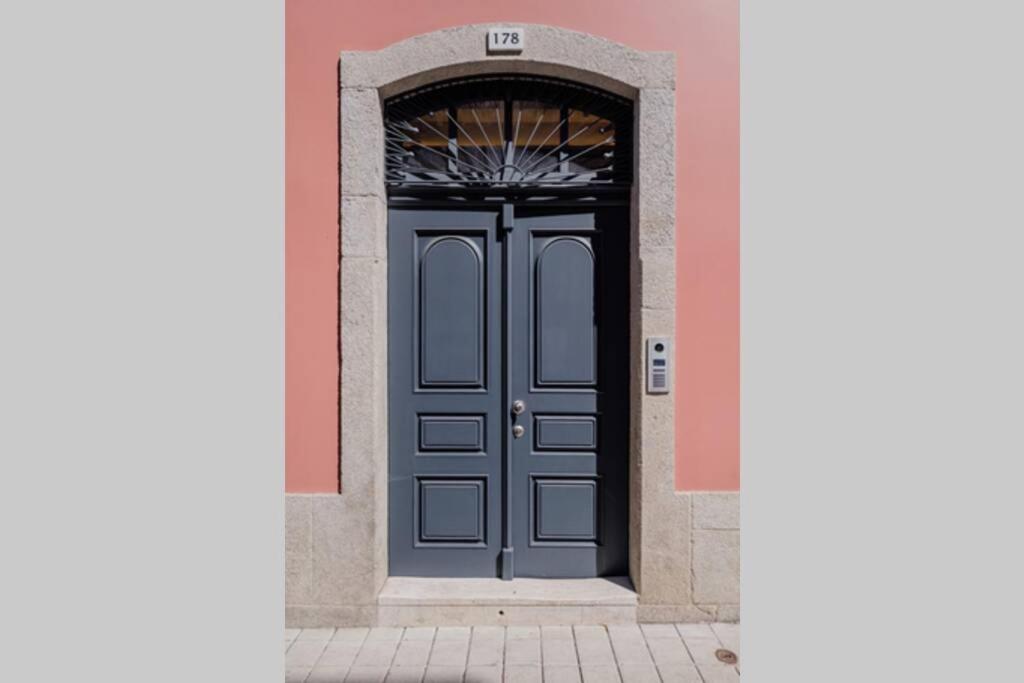 BOUTIQUE Rentals- Art & Charm Apt w/ balcony & garage