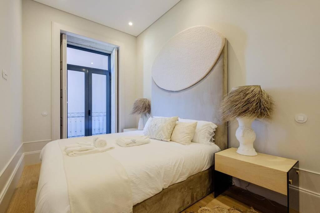BOUTIQUE Rentals- Art & Charm Apt w/ balcony & garage